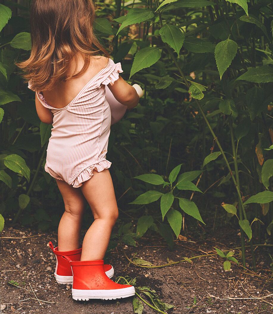 Liewood Tekla Regenstiefel „Apple red : creme“ mit Mädchen