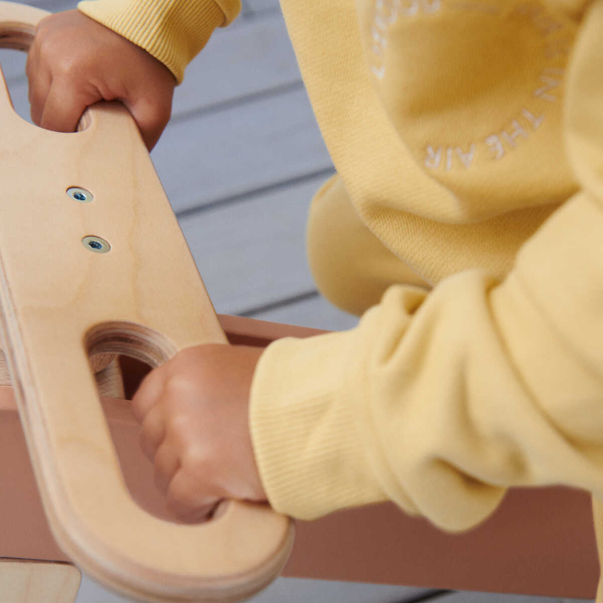 Liewood Dreirad Wyatt „Apple red“, Buchenholz, 65x35x25cm – Bild 3