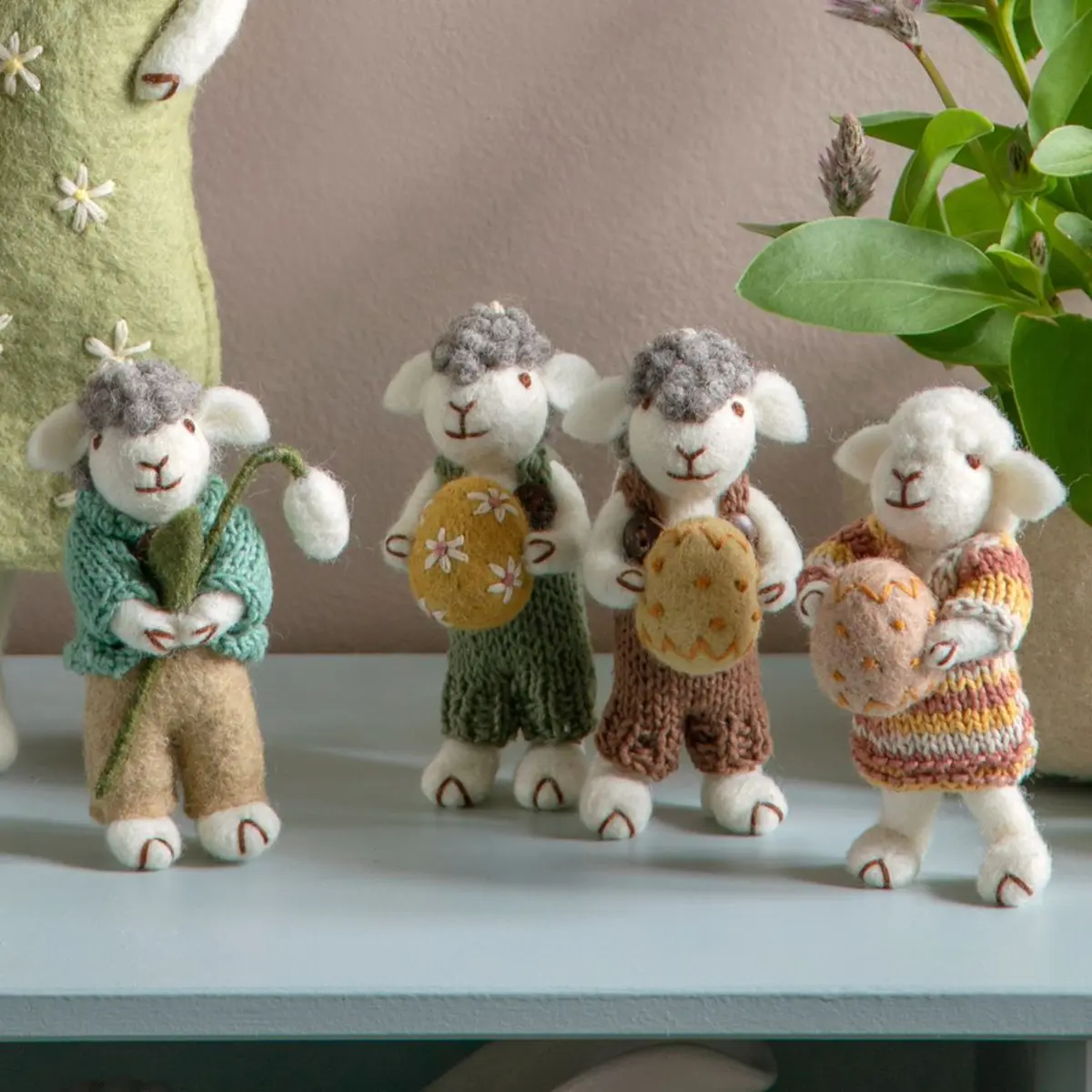 Gry & Sif Schaffamilie „weißes Schaf mit buntem Kleid und Osterei“ H11cm