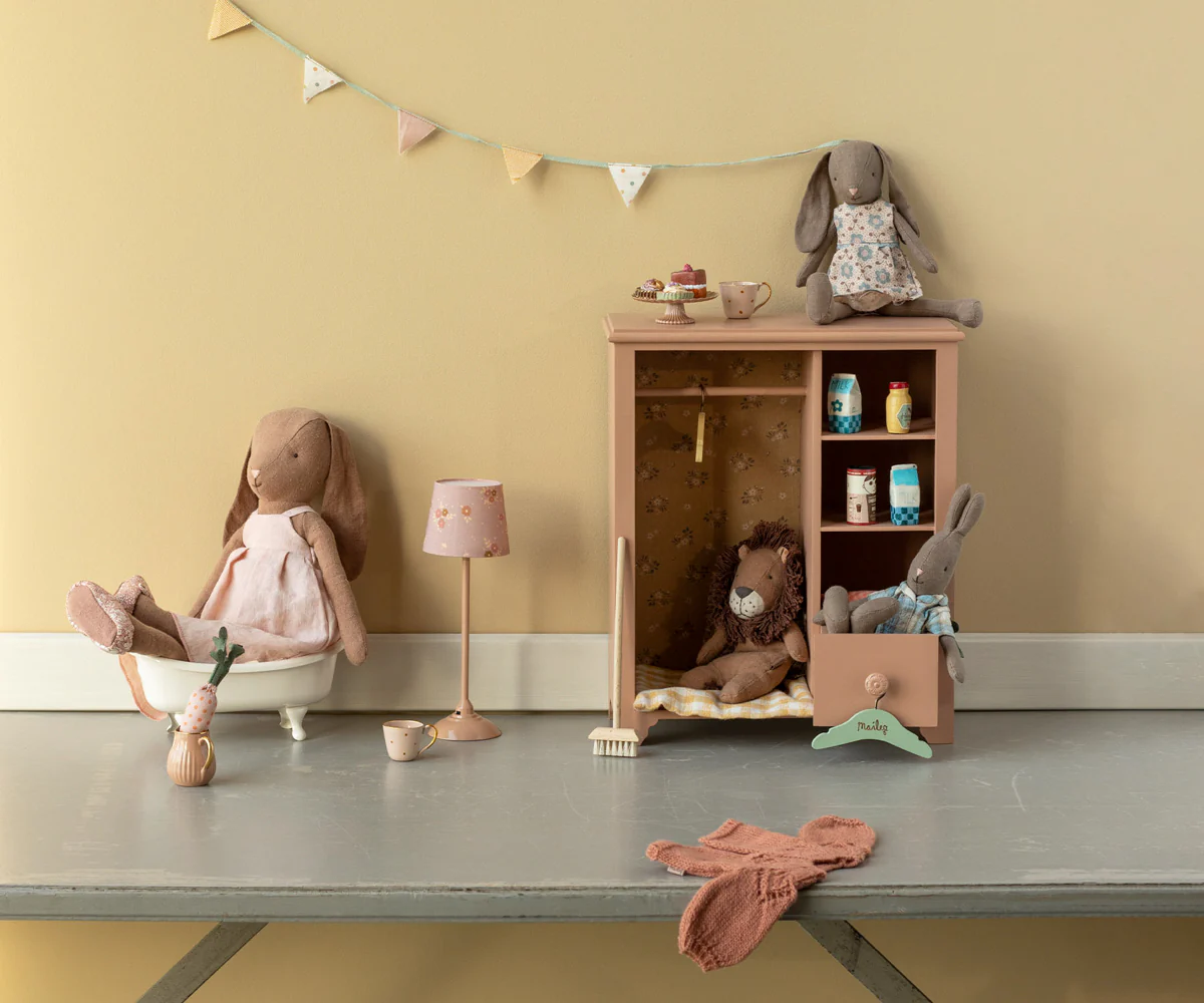 Maileg Hase schokobraun mit Kleid und Schuhen, Gr. 3 - 42cm – Bild 2