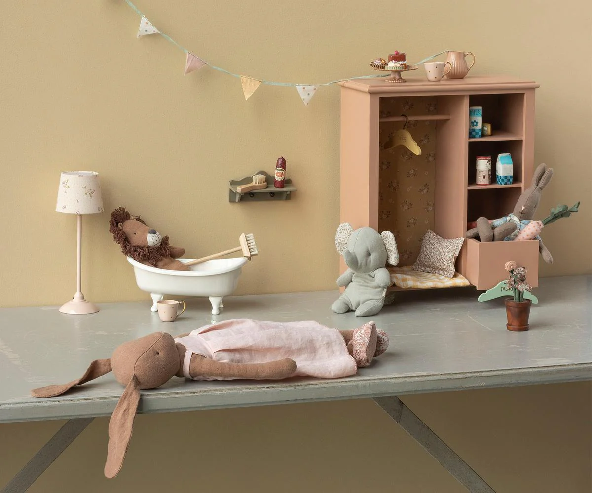 Maileg Hase schokobraun mit Kleid und Schuhen, Gr. 3 - 42cm – Bild 3