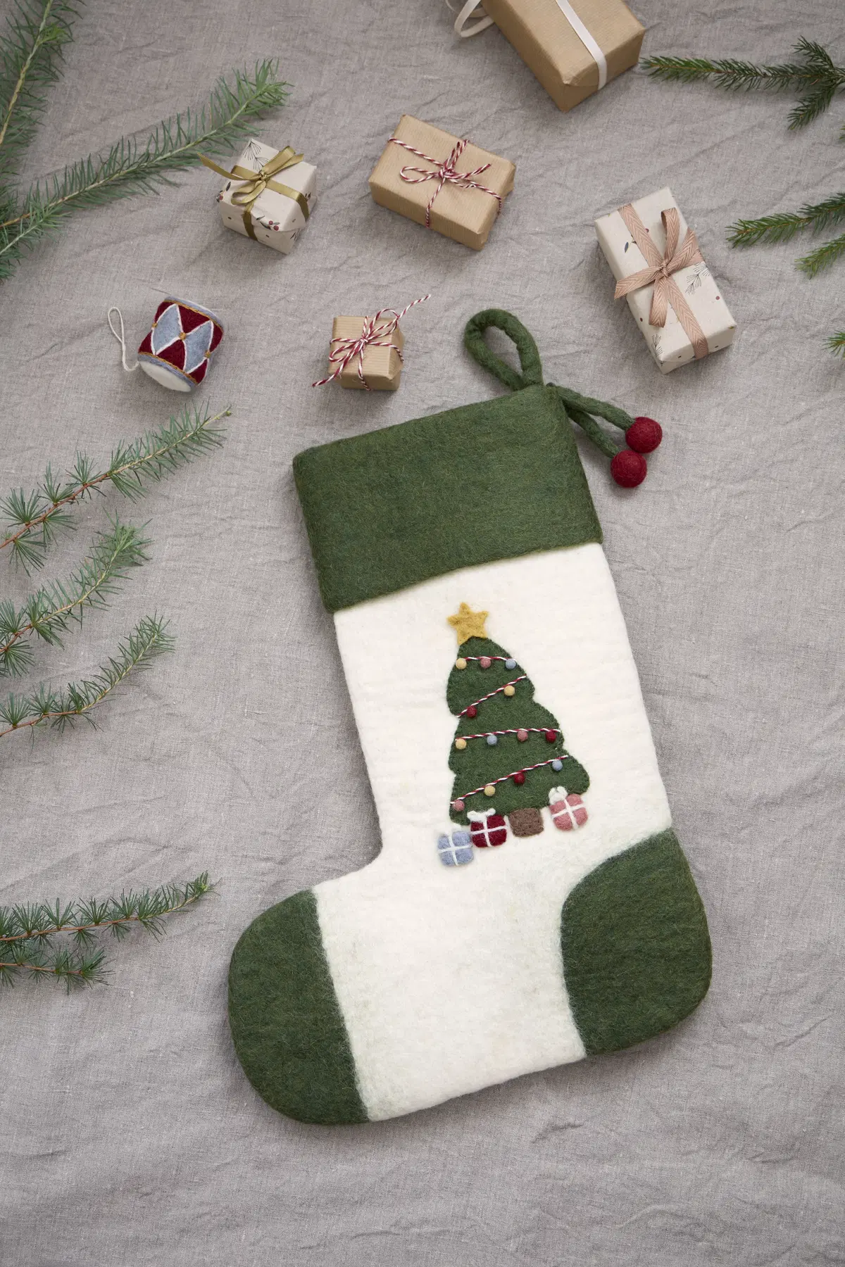 Gry & Sif Filzdekoration „Weihnachtsstrumpf mit Weihnachtsbaum“ 48cm – Herstellerbild 2