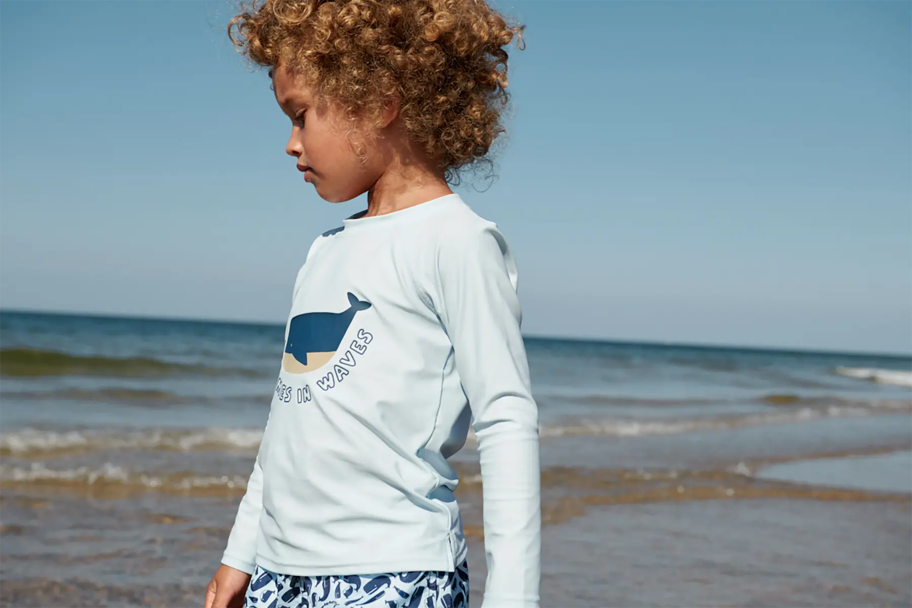 Liewood Noah Schwimm-T-Shirt „It comes in waves / Pure sky“