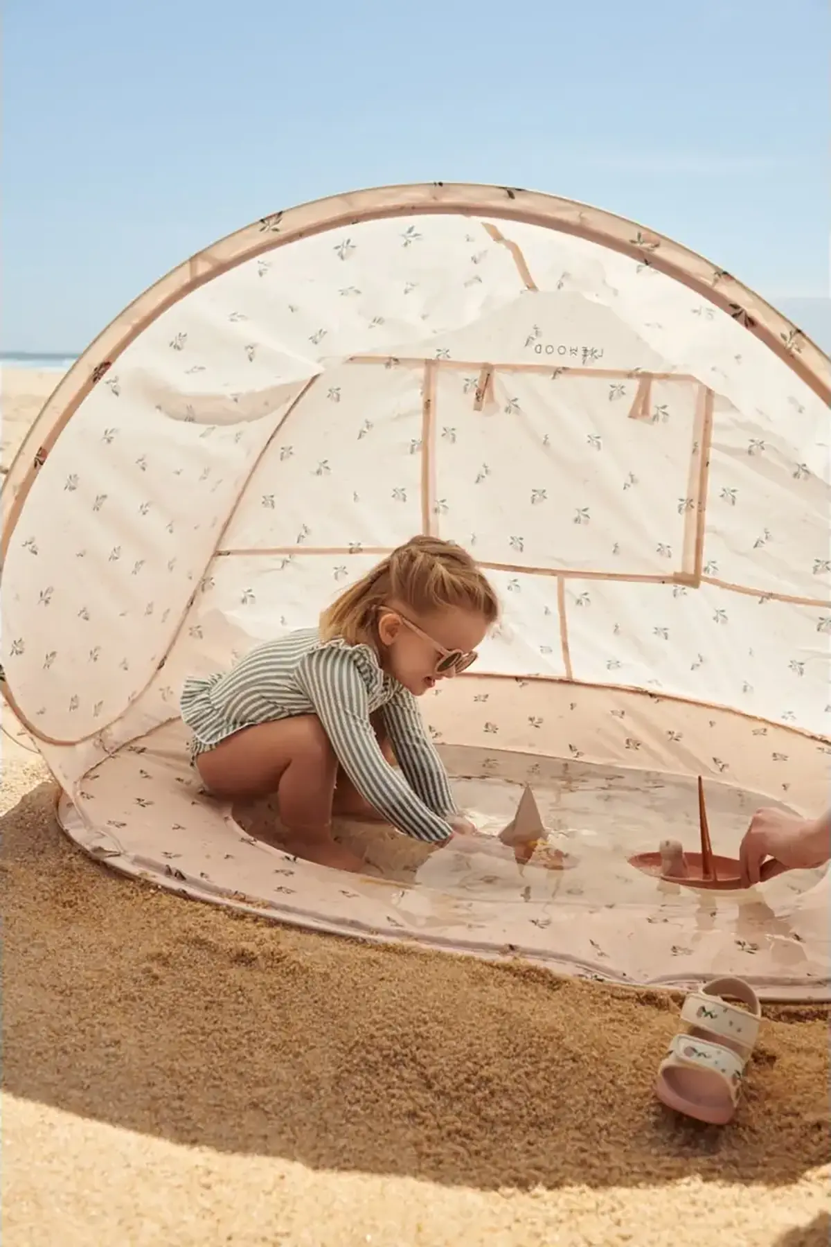Liewood Pop-Up UV-Strandzelt mit Planschbecken Everett „Safari sandy mix“