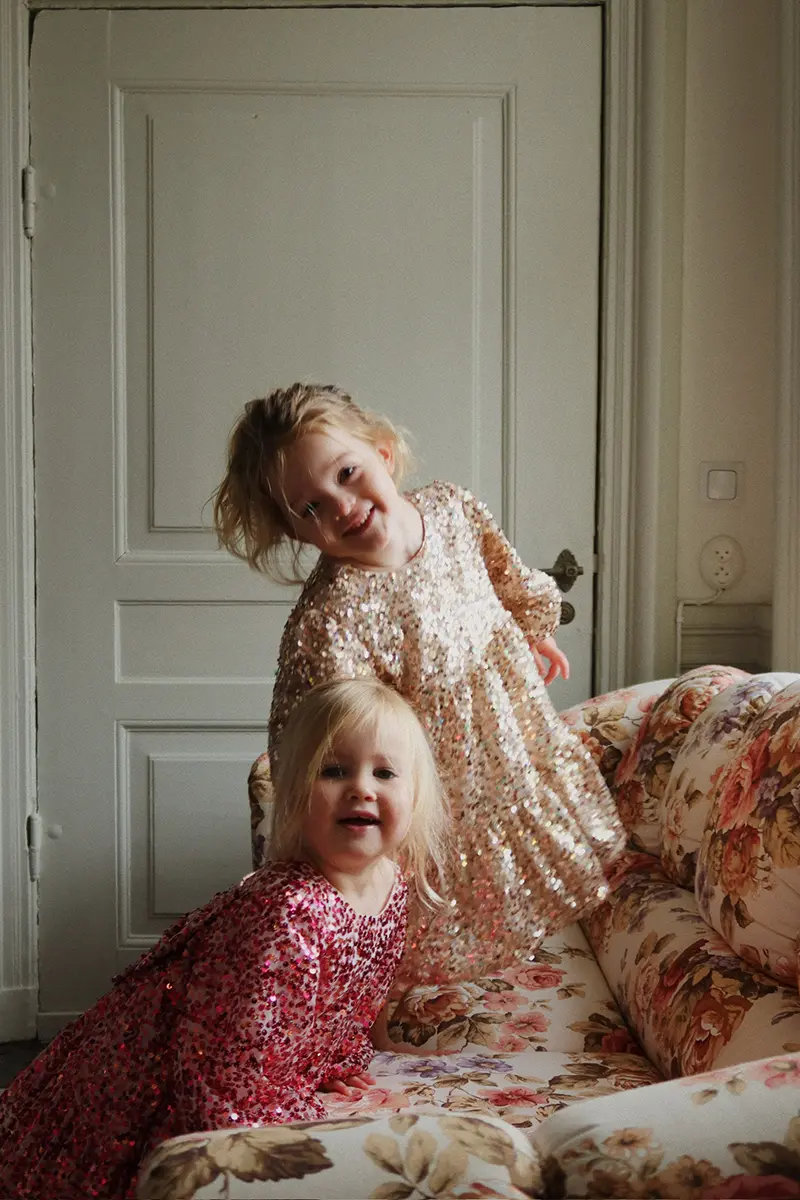 Konges Sløjd Pailletten-Kleid Lila „Sparkling Sangria“ Gr. 86, 92, 110/116 – Bild 4