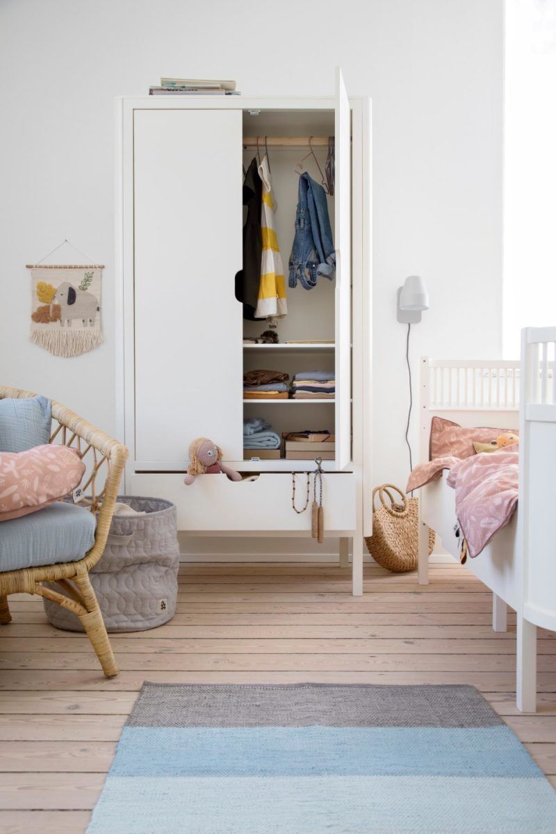 2-türiger Sebra Kleiderschrank fürs Kinderzimmer