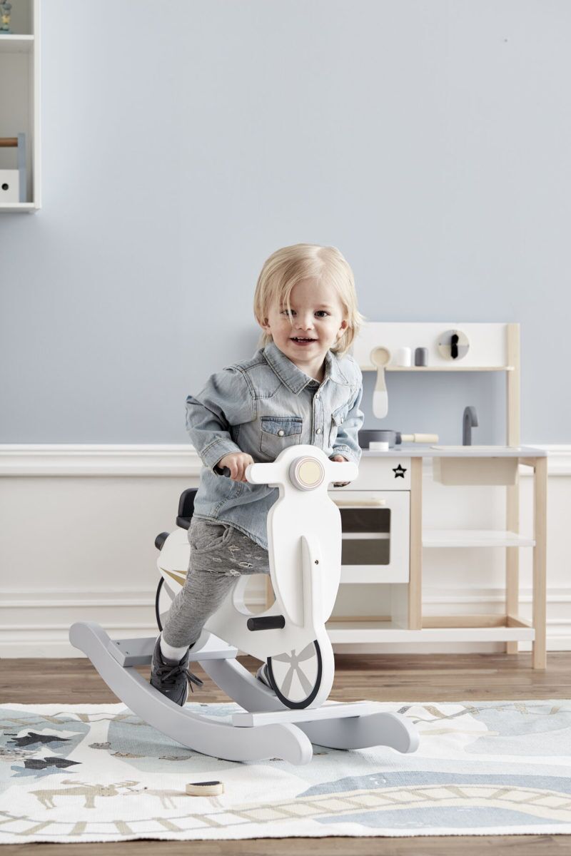 Kids Concept Schaukel-Scooter weiß aus Holz mit Junge