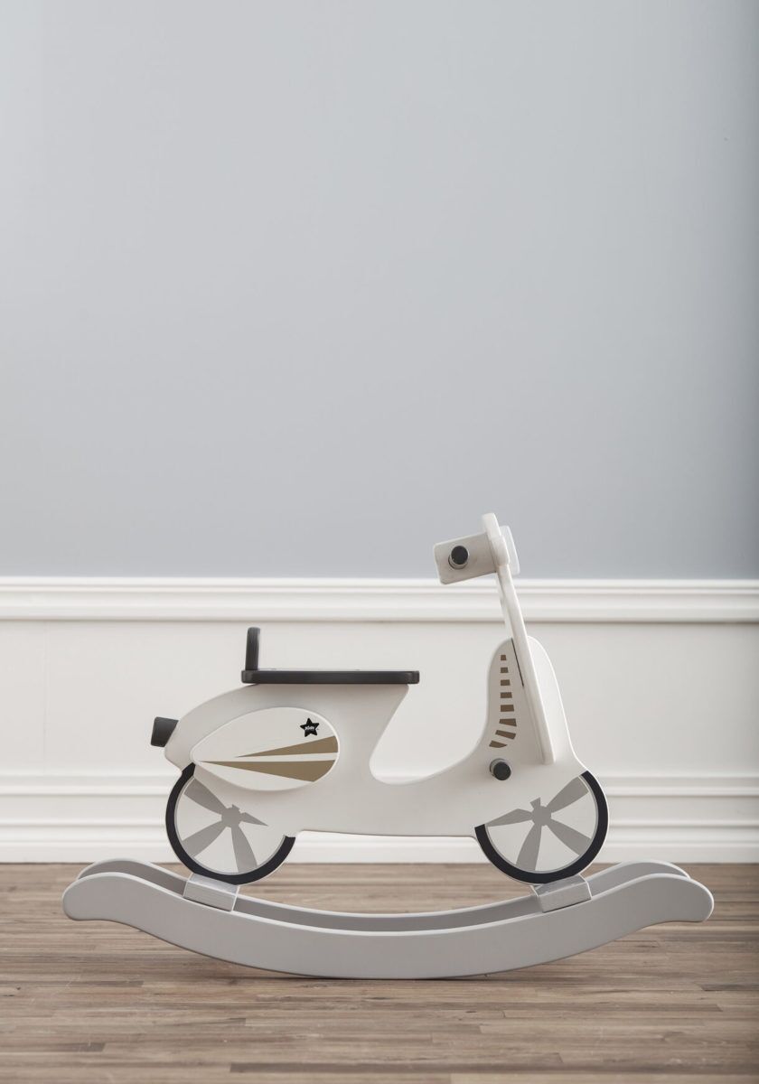 DELISTED Kids Concept Schaukel-Scooter weiß aus Holz – Bild 3