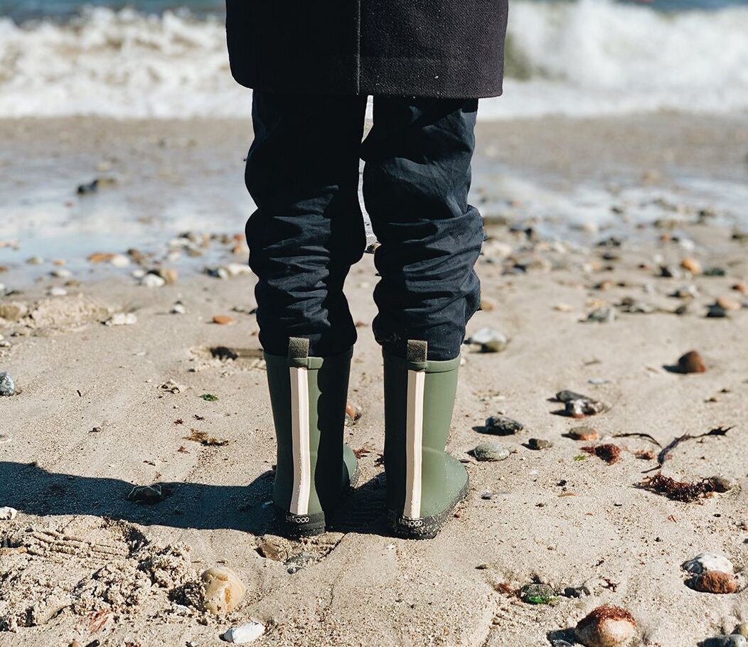 Liewood River Regenstiefel „Hunter : black mix“ am Strand