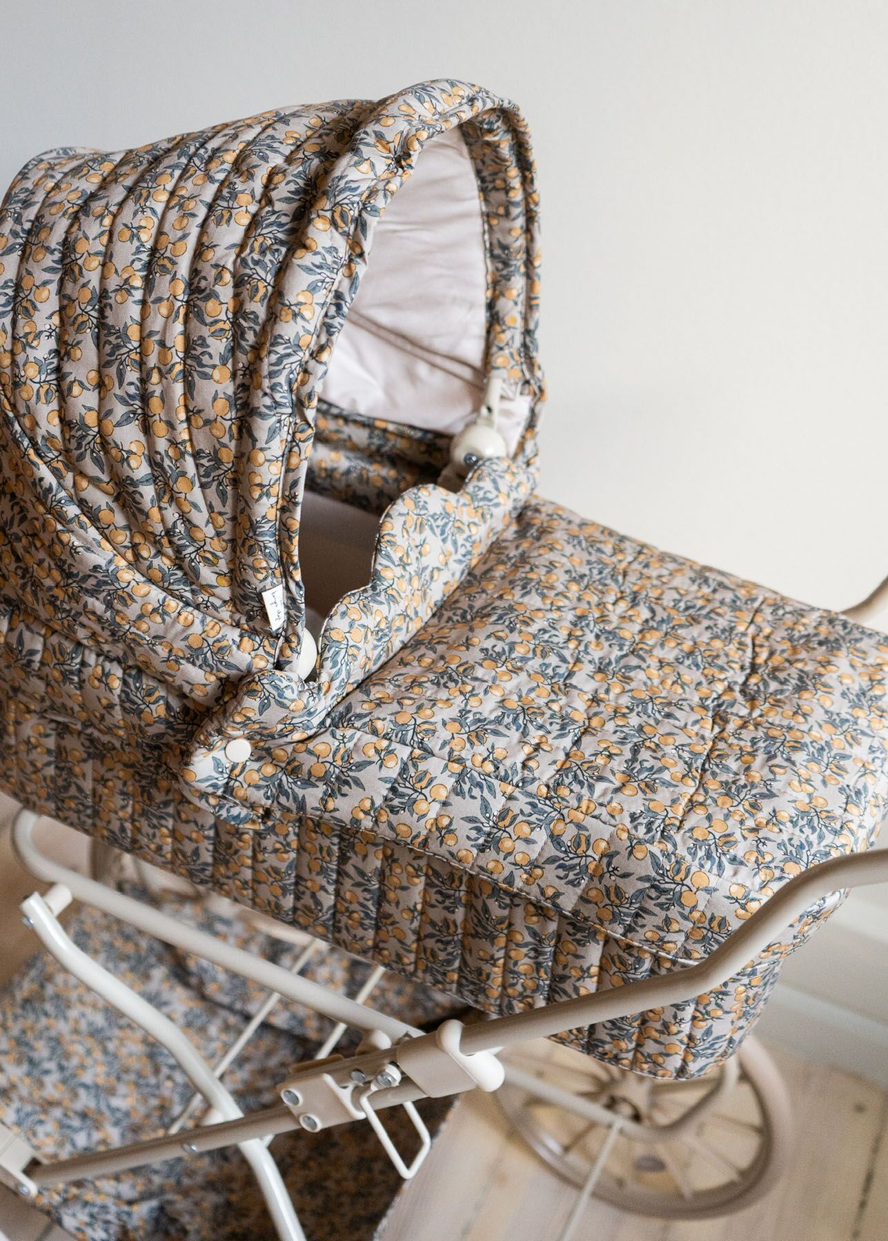 DELISTED Konges Sløjd Puppenwagen „Orangerie beige“ – Bild 6