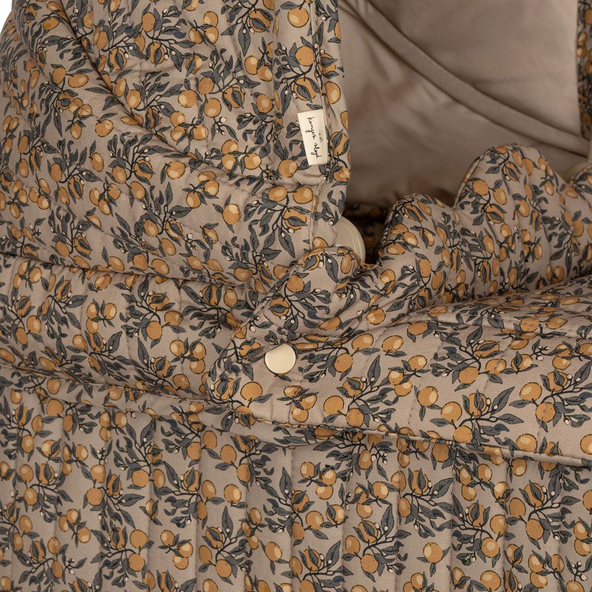 DELISTED Konges Sløjd Puppenwagen „Orangerie beige“ – Bild 3