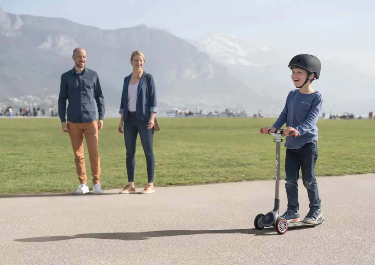 Globber Roller Master Lights mit Leuchtrollen – schwarz-rot, 4-14 Jahre
