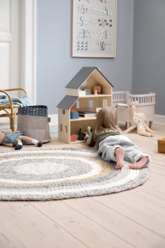 Sebra Puppenhaus mit Einrichtung im Kinderzimmer