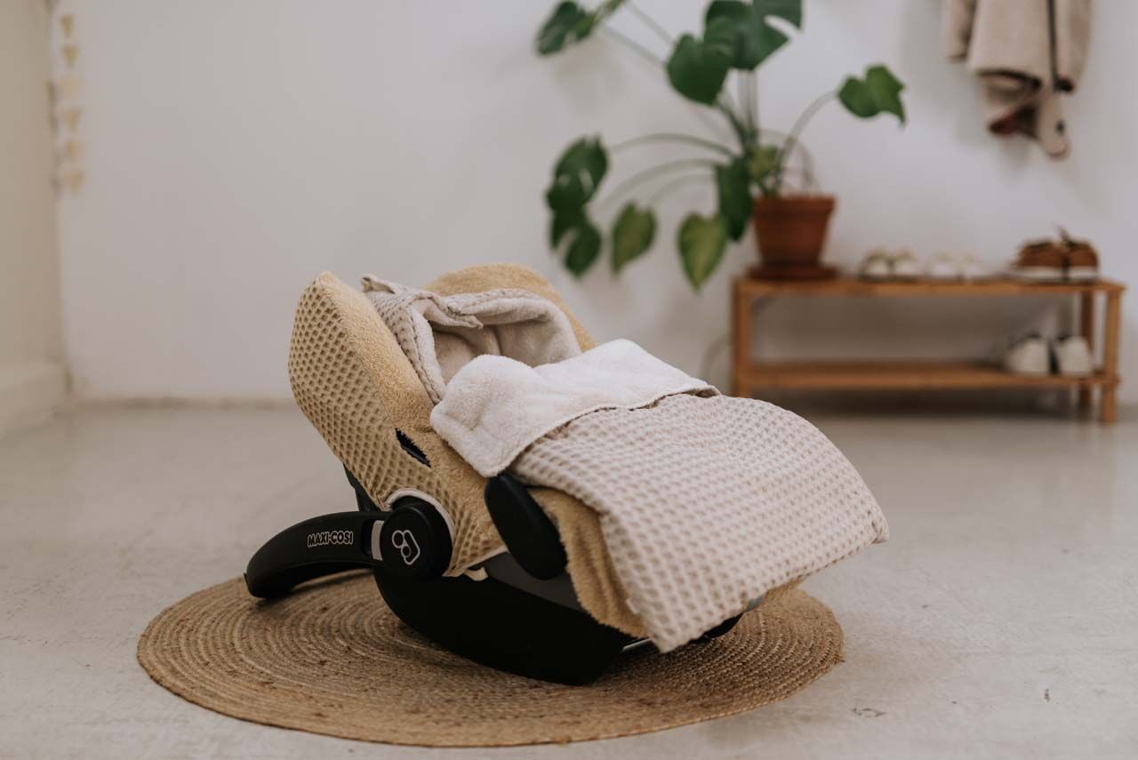 koeka Fußsack Oslo „sand : pebble“ für 3-Punktgurt Mood