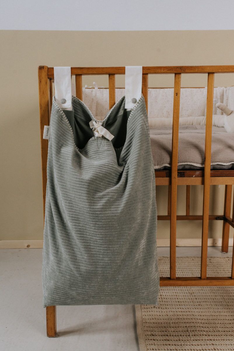koeka Spielzeugbeutel Vik „shadow green“ für Laufstall oder Babybett Mood
