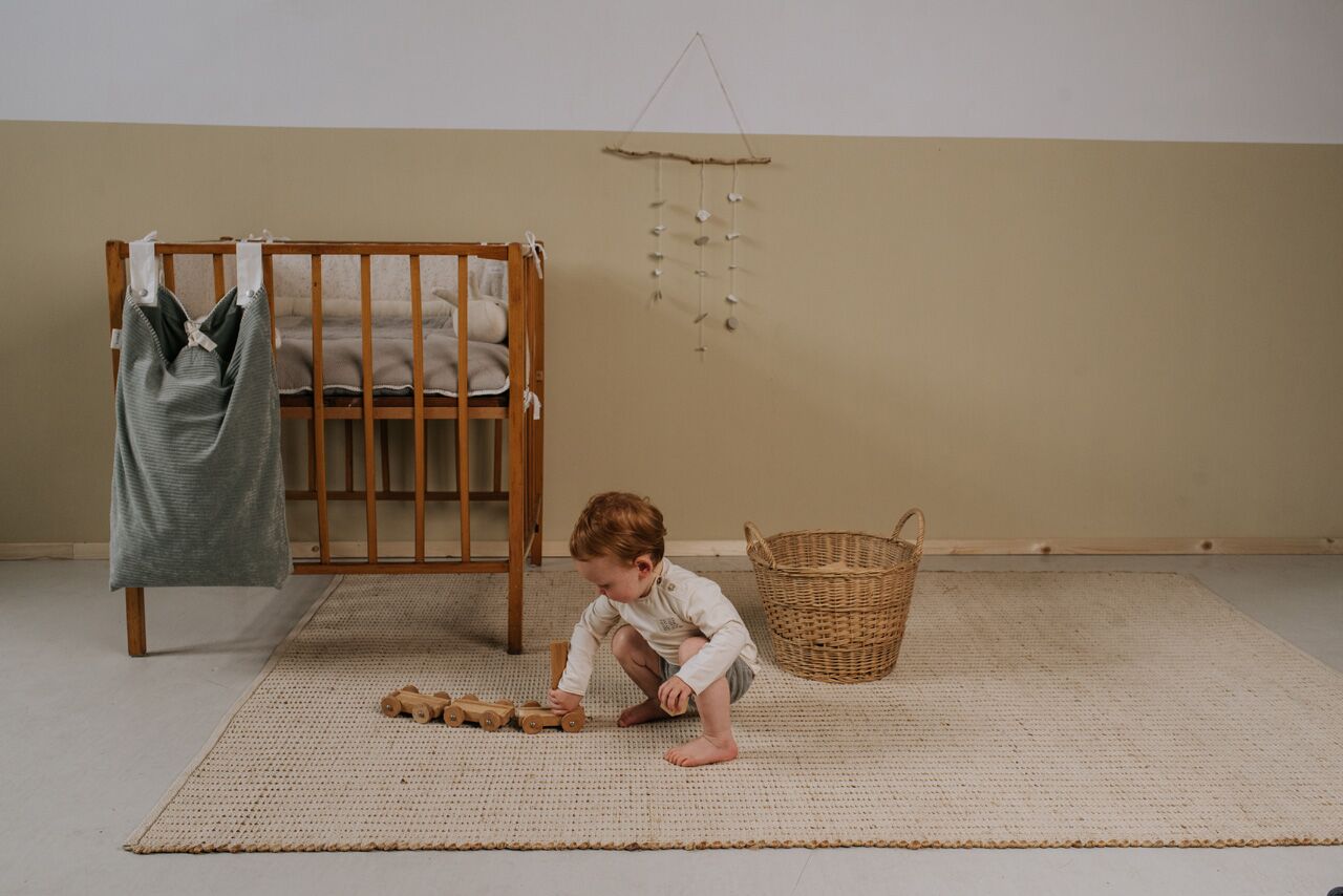 koeka Spielzeugbeutel Vik „shadow green“ für Laufstall oder Babybett Mood