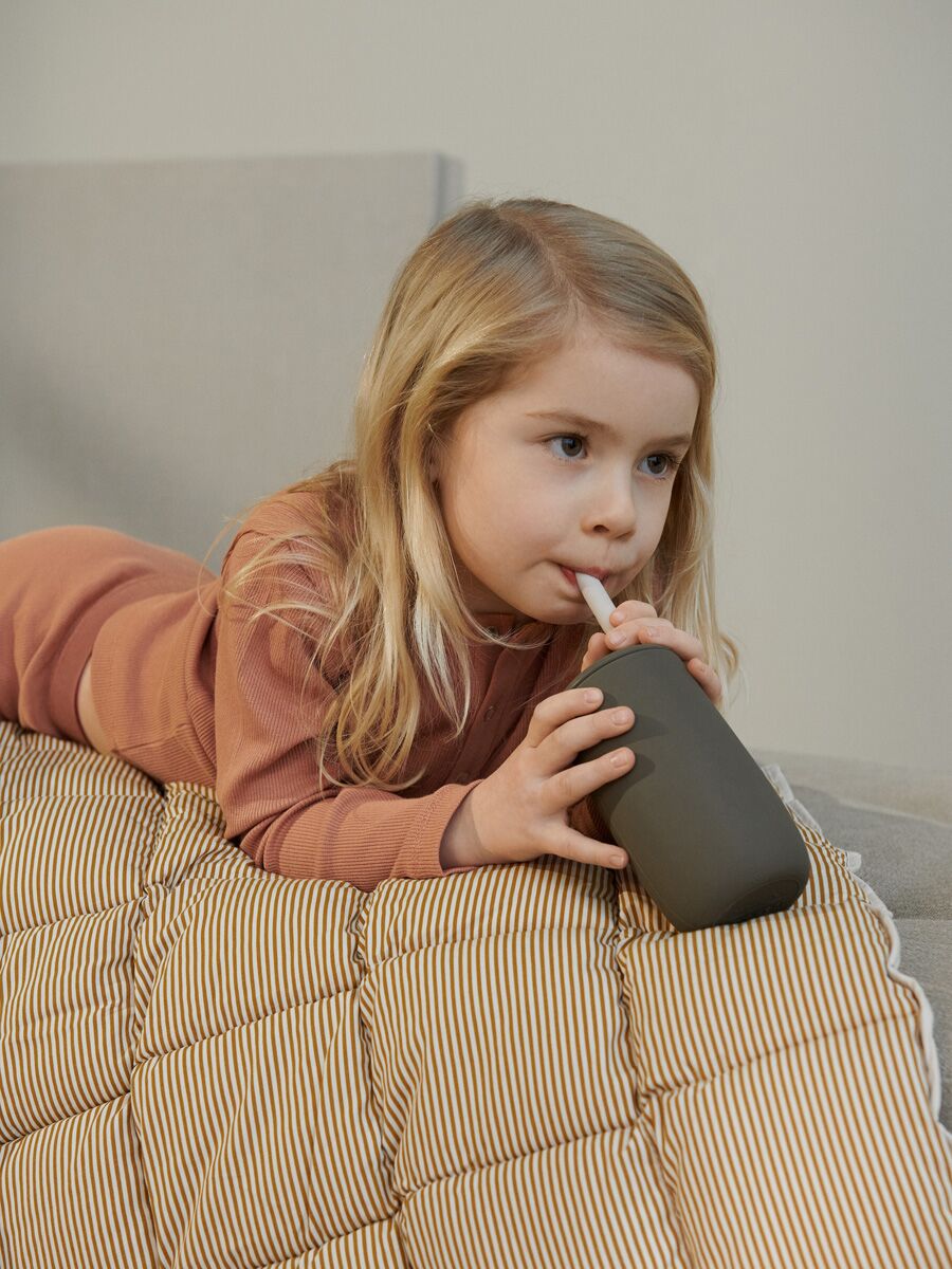 Liewood Dylan Trinkbecher „Khaki sandy mix“, Silikon, 2er-Set mit Mädchen