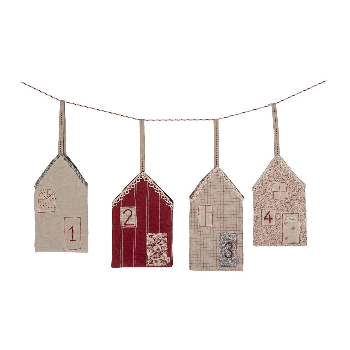 Maileg Adventskalender „Weihnachtsstraße“, L85cm 01