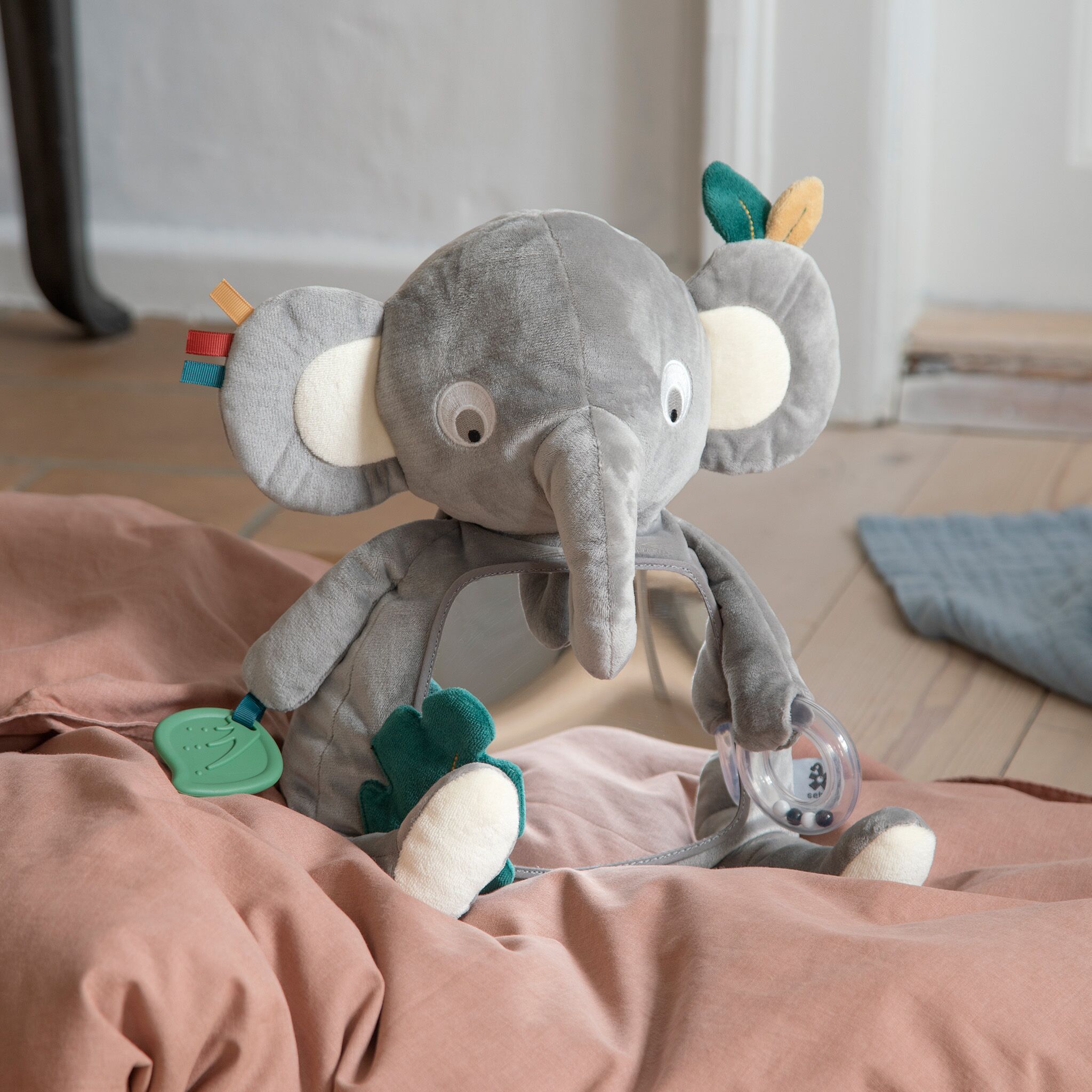 DELISTED Sebra Aktivitätsspielzeug „Finley der Elefant“ – Bild 3
