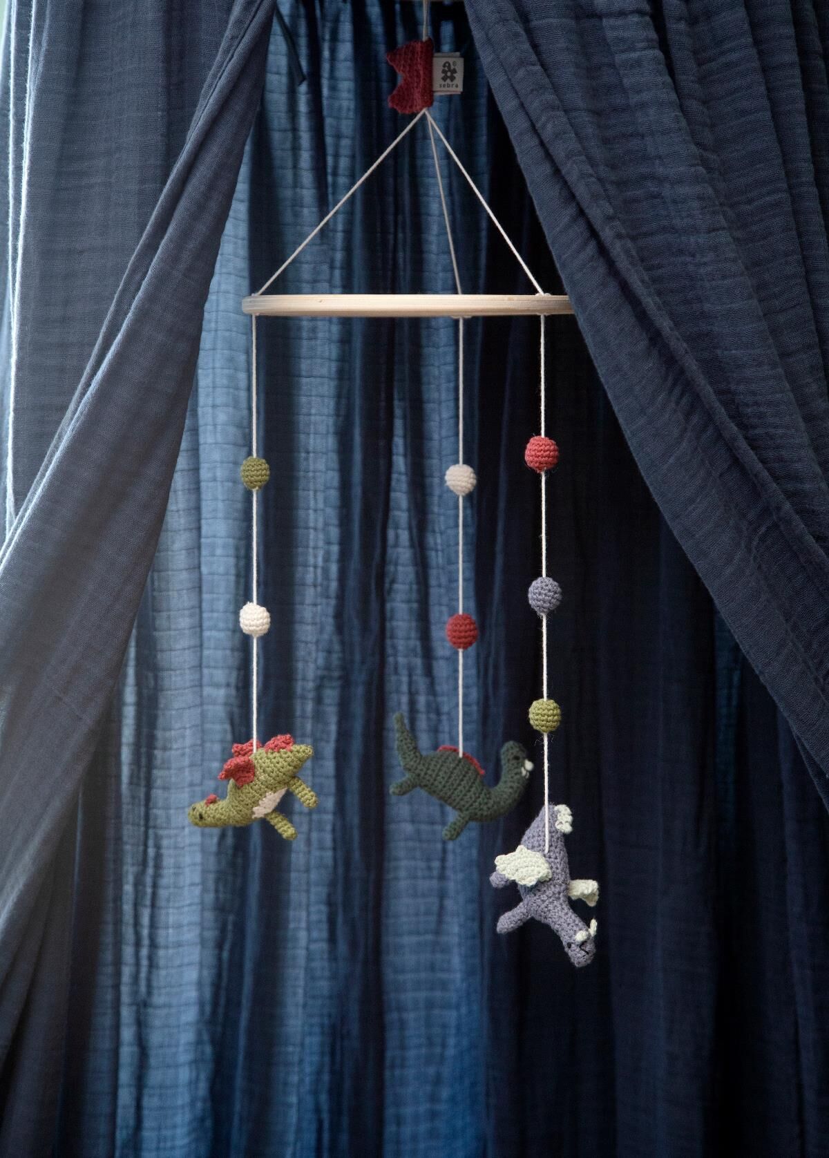 Sebra Häkel-Babymobile „Dragon Tales“, 57x22cm – Bild 2