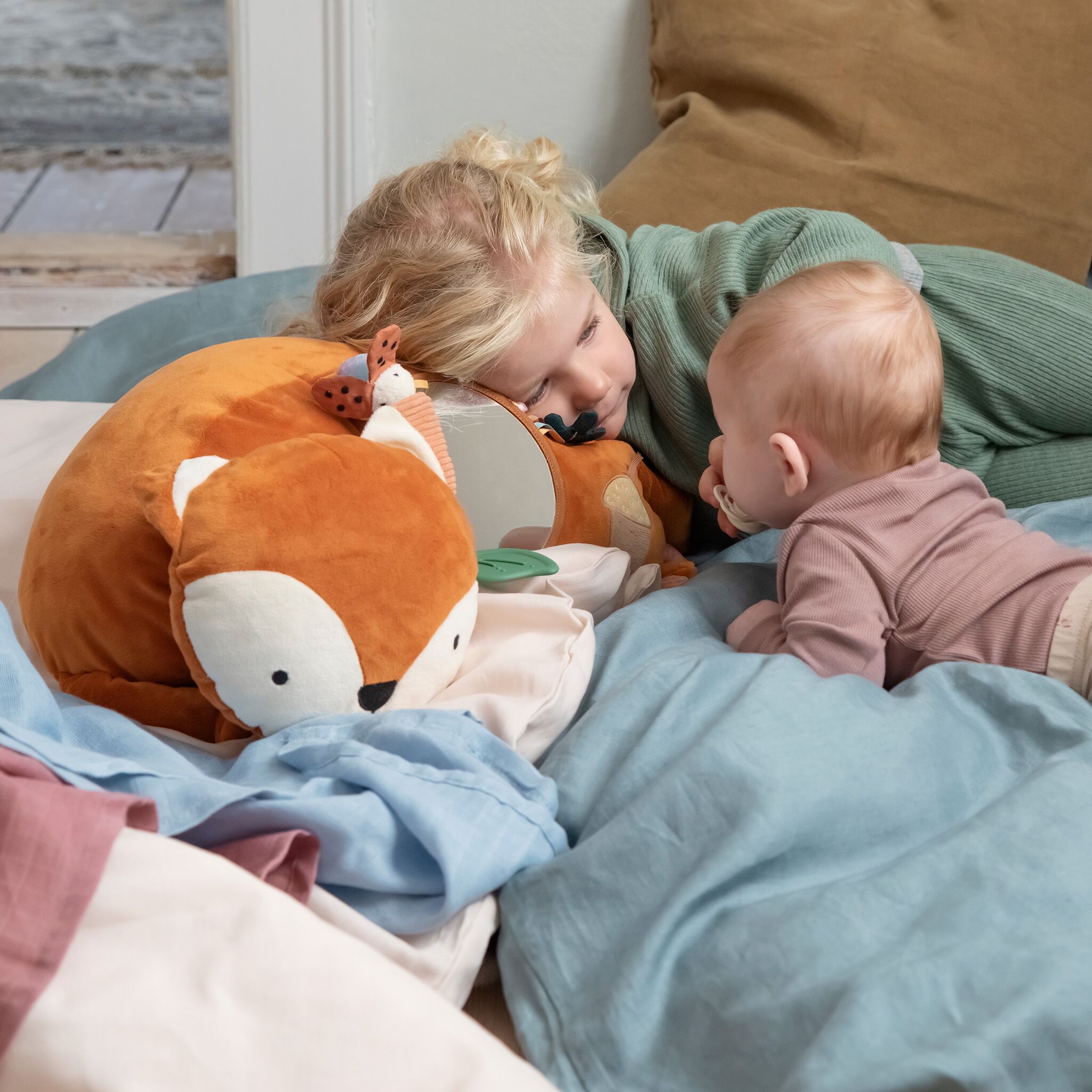DELISTED Sebra Spielkissen / Aktivitätskissen „Sparky der Fuchs“, Baulage üben, L43cm – Bild 3