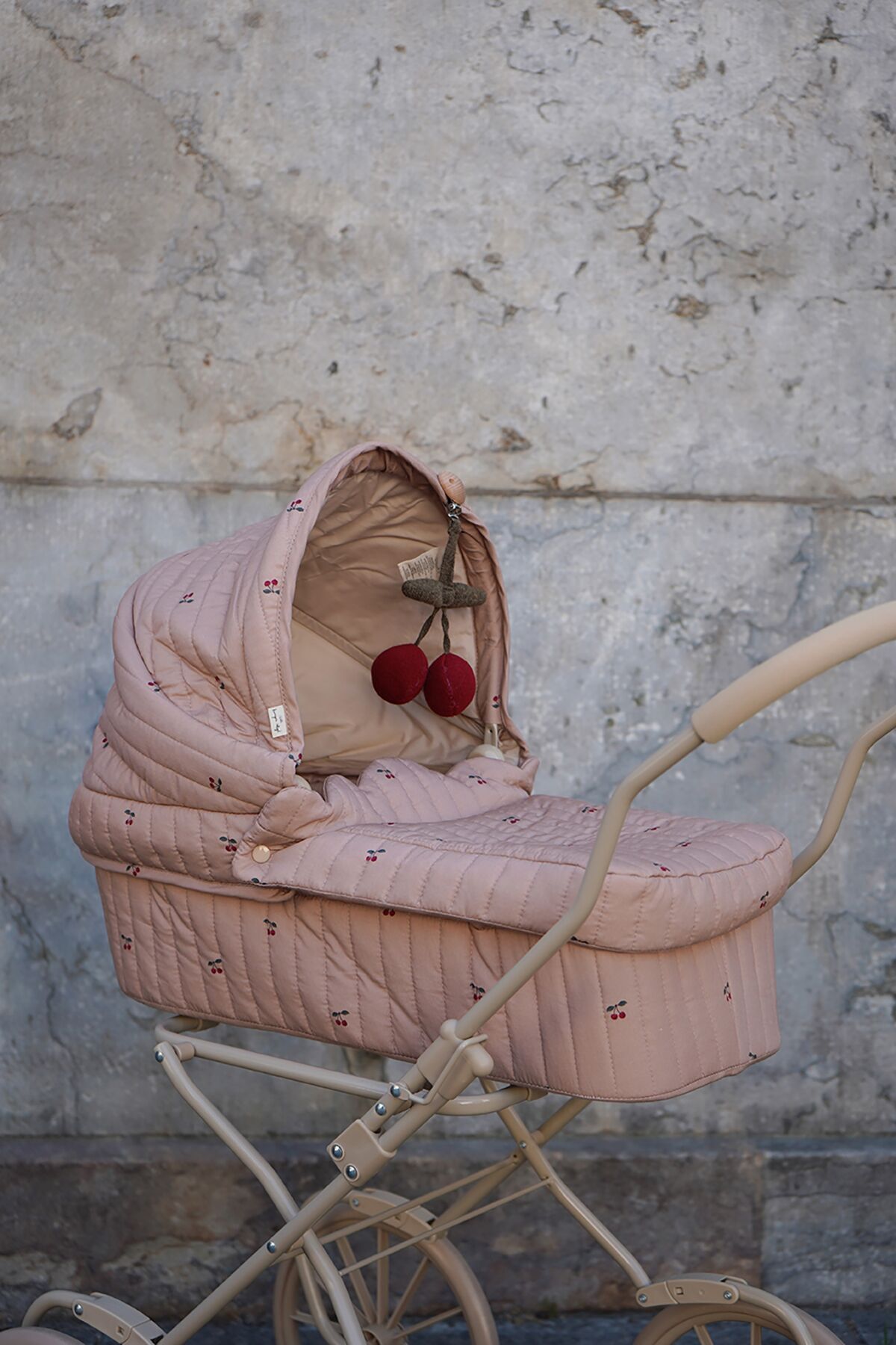 Konges Sløjd Vintage-Puppenwagen „Cherry Blush“, groß, 90×42×71cm – Bild 5