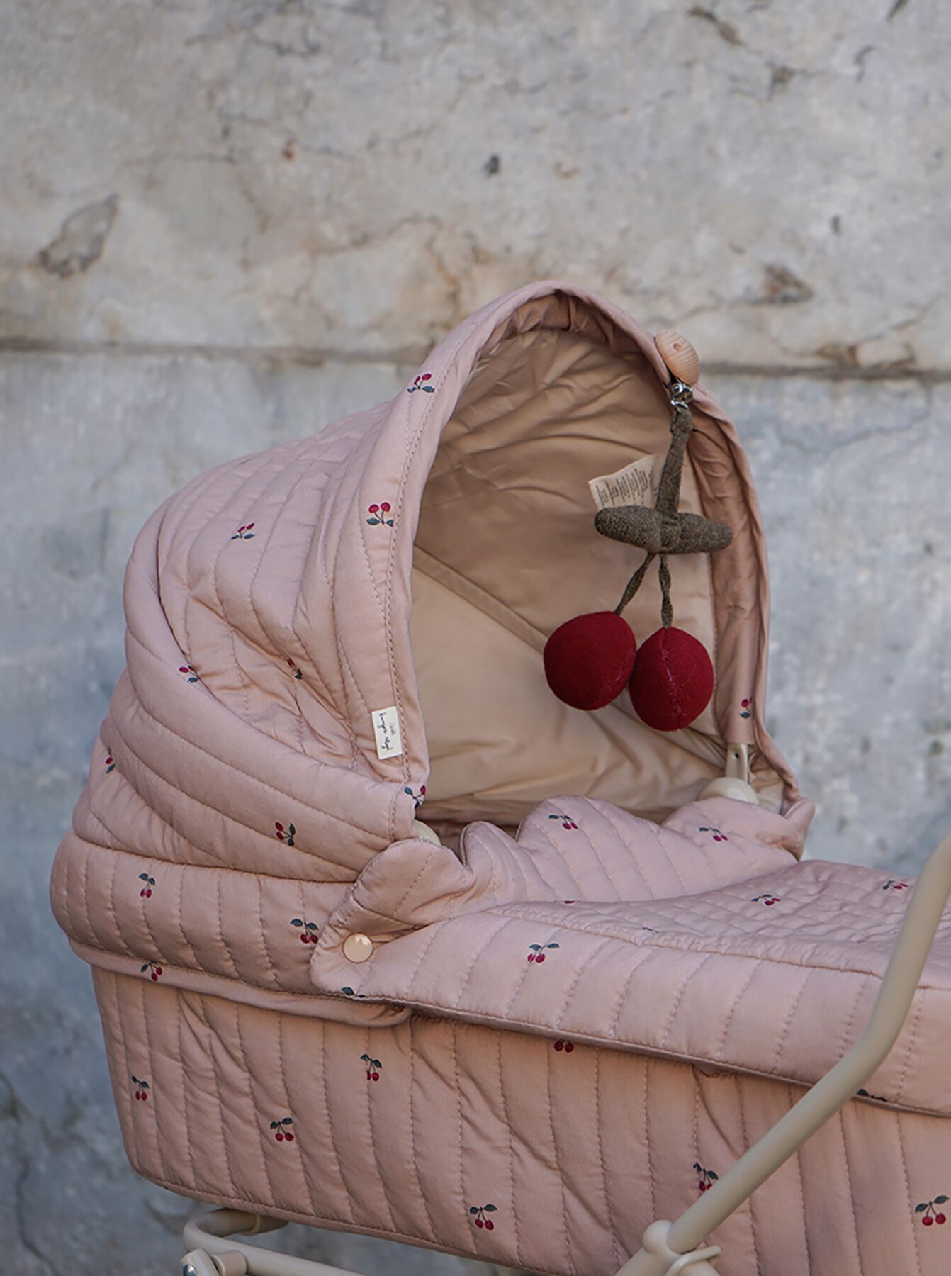 Konges Sløjd Vintage-Puppenwagen „Cherry Blush“, groß, 90×42×71cm – Bild 4