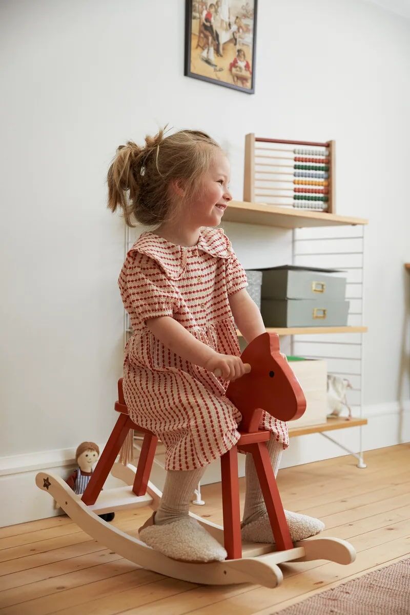 Kids Concept Schaukelpferd Carl Larsson „orange-rot“, FSC® – Bild 9