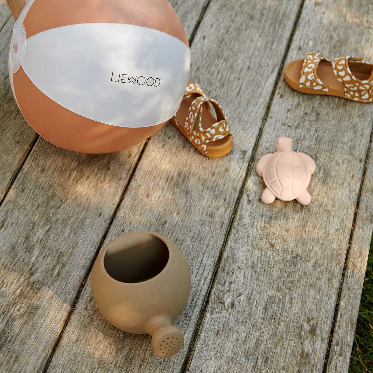 DELISTED Liewood Hazel Kinder-Gießkanne „Tuscany rose“ aus Silikon – Bild 4