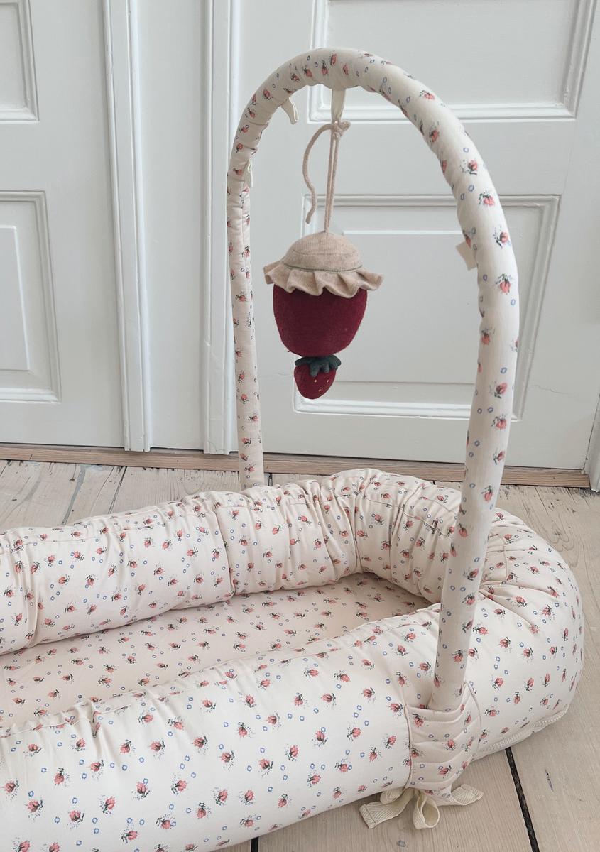 DELISTED Konges Sløjd Babynest mit Activity-Bogen „Brise d'Ete“, 83x43cm – Bild 2