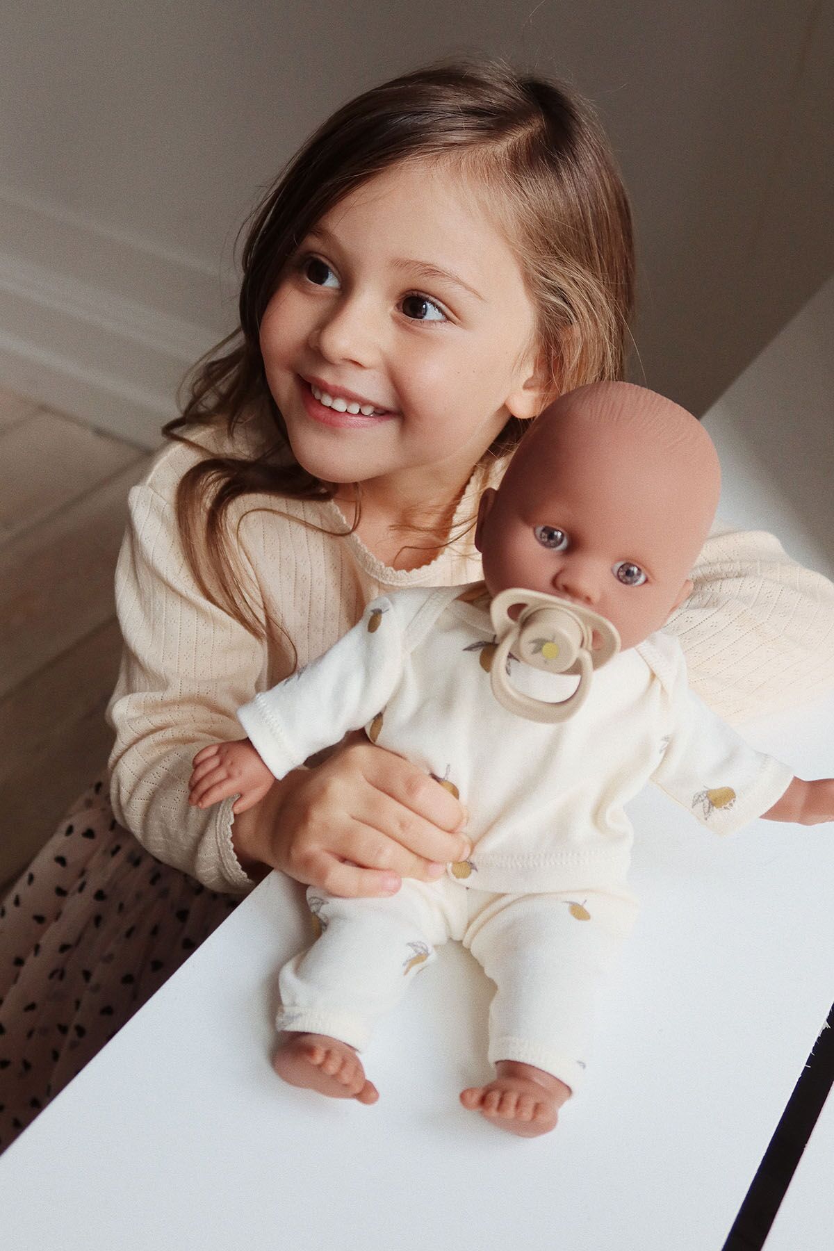 Konges Sløjd Puppe Billie, mit Schnuller, H32cm – Bild 8
