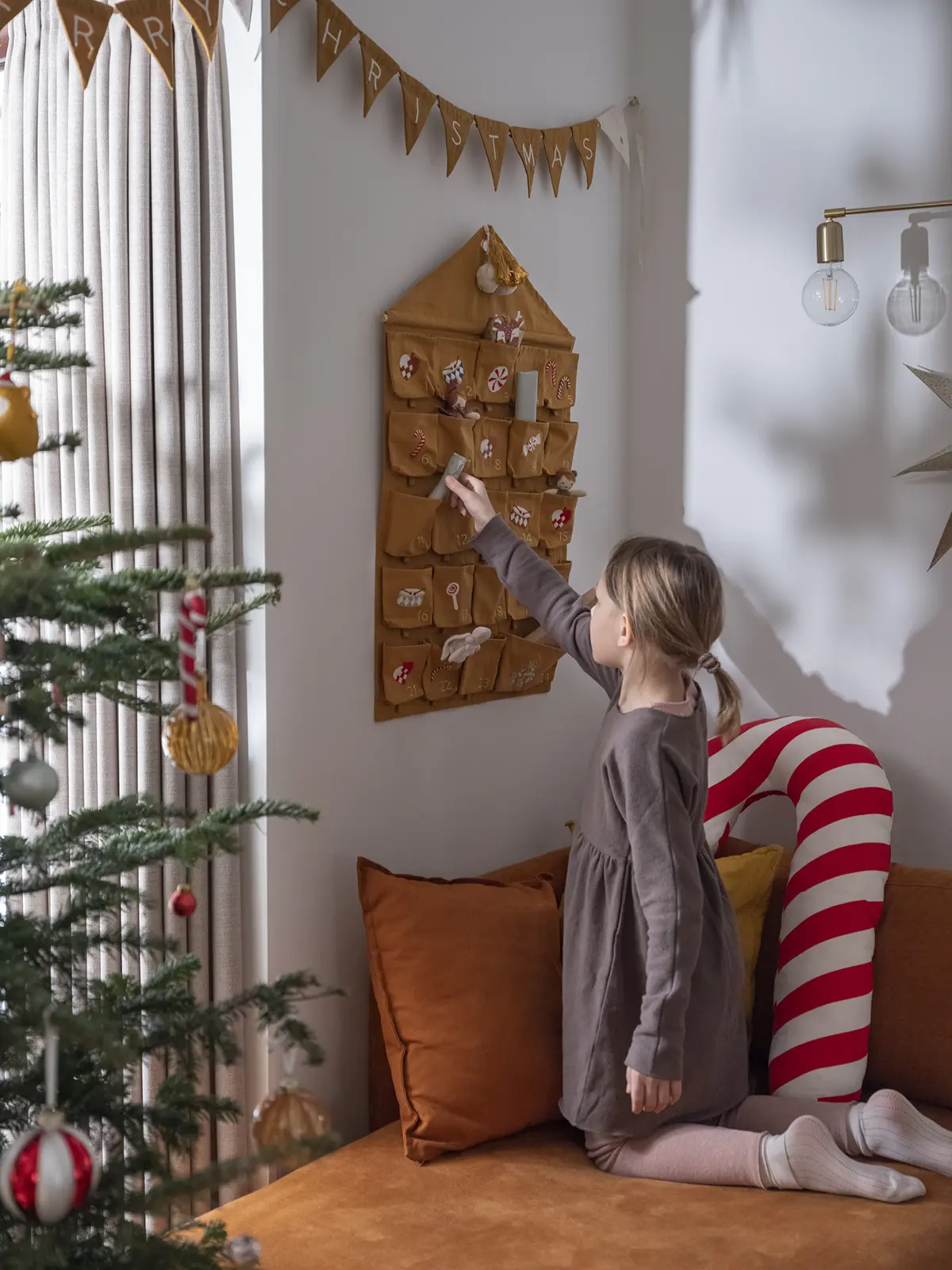 Fabelab Weihnachtskalender mit Nostalgie-Stickerei „Ochre“, 80x50cm