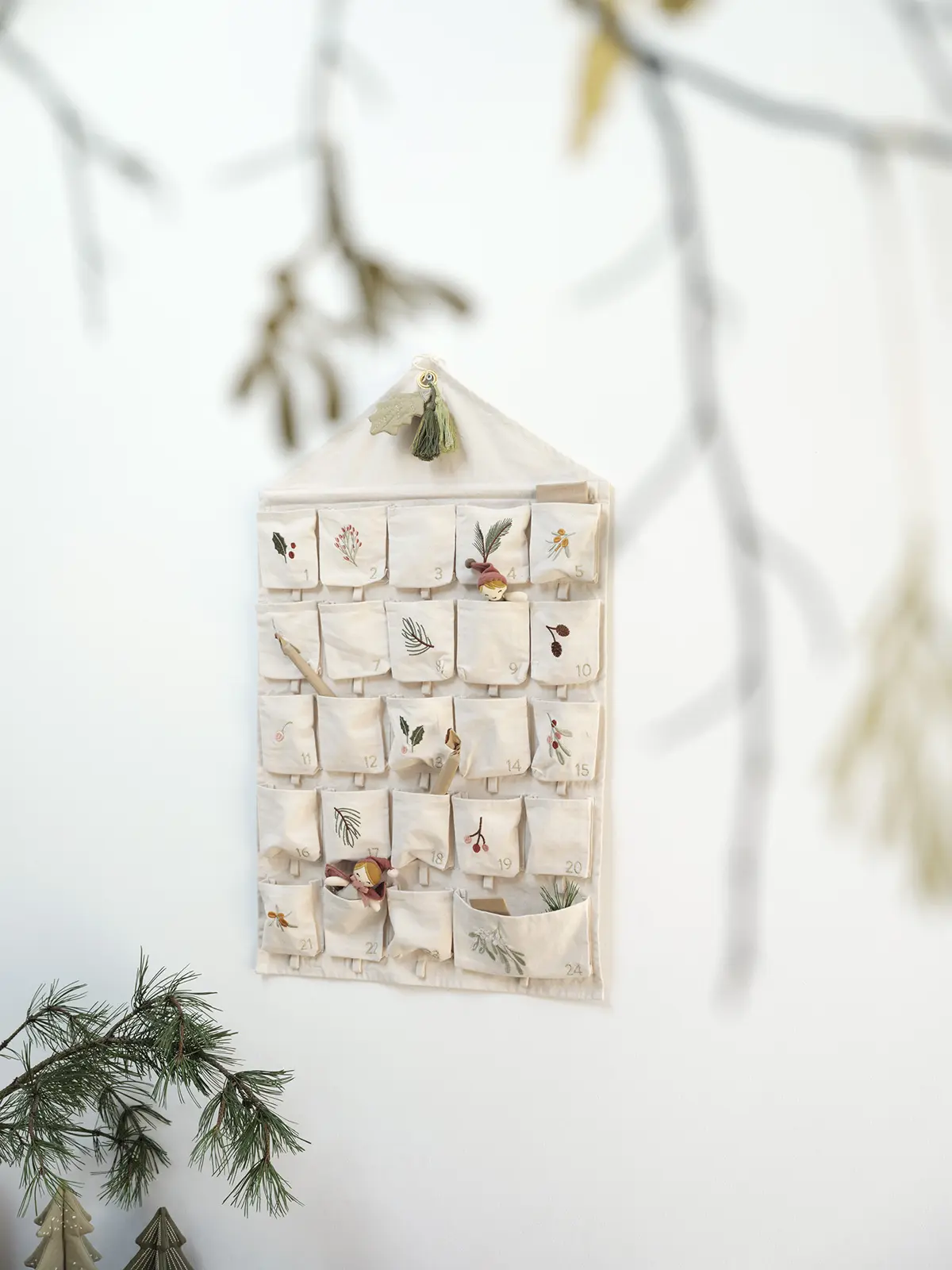 Fabelab Weihnachtskalender mit Stickerei „Yule Greens embroidery / Natural“, 80x50cm