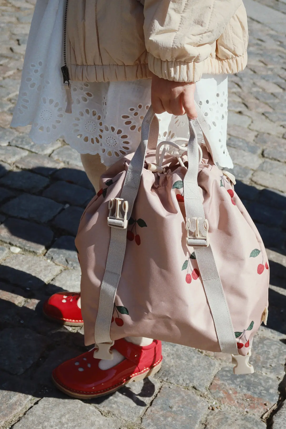 DELISTED Konges Sløjd Schulrucksack Clover „Ma Grande Cerise Mahogany“ – Bild 5