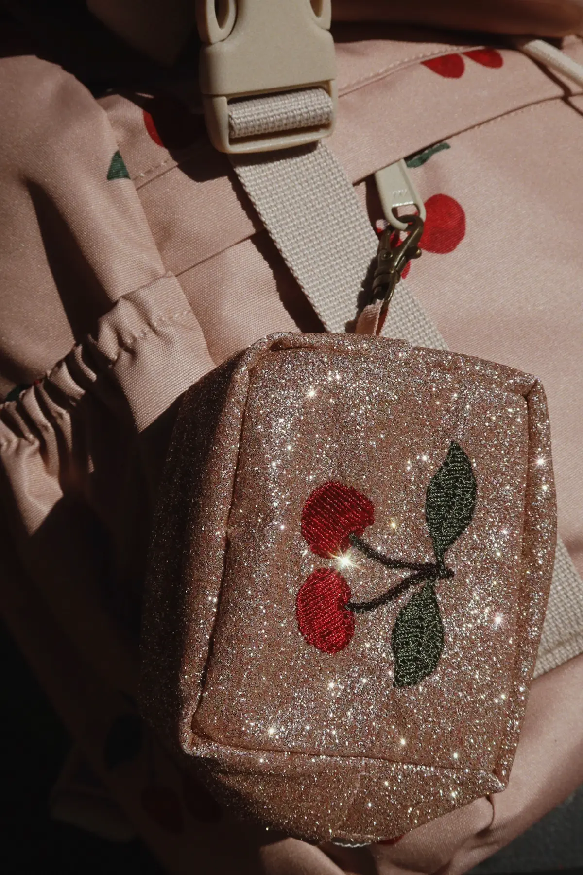 DELISTED Konges Sløjd Schulrucksack Clover „Ma Grande Cerise Mahogany“ – Bild 6
