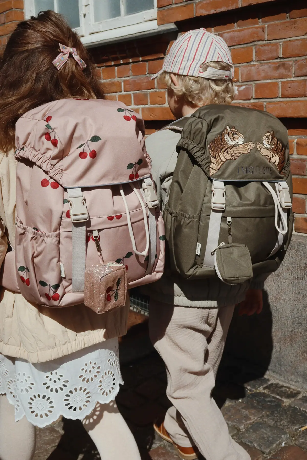 DELISTED Konges Sløjd Schulrucksack Clover „Ma Grande Cerise Mahogany“ – Bild 7