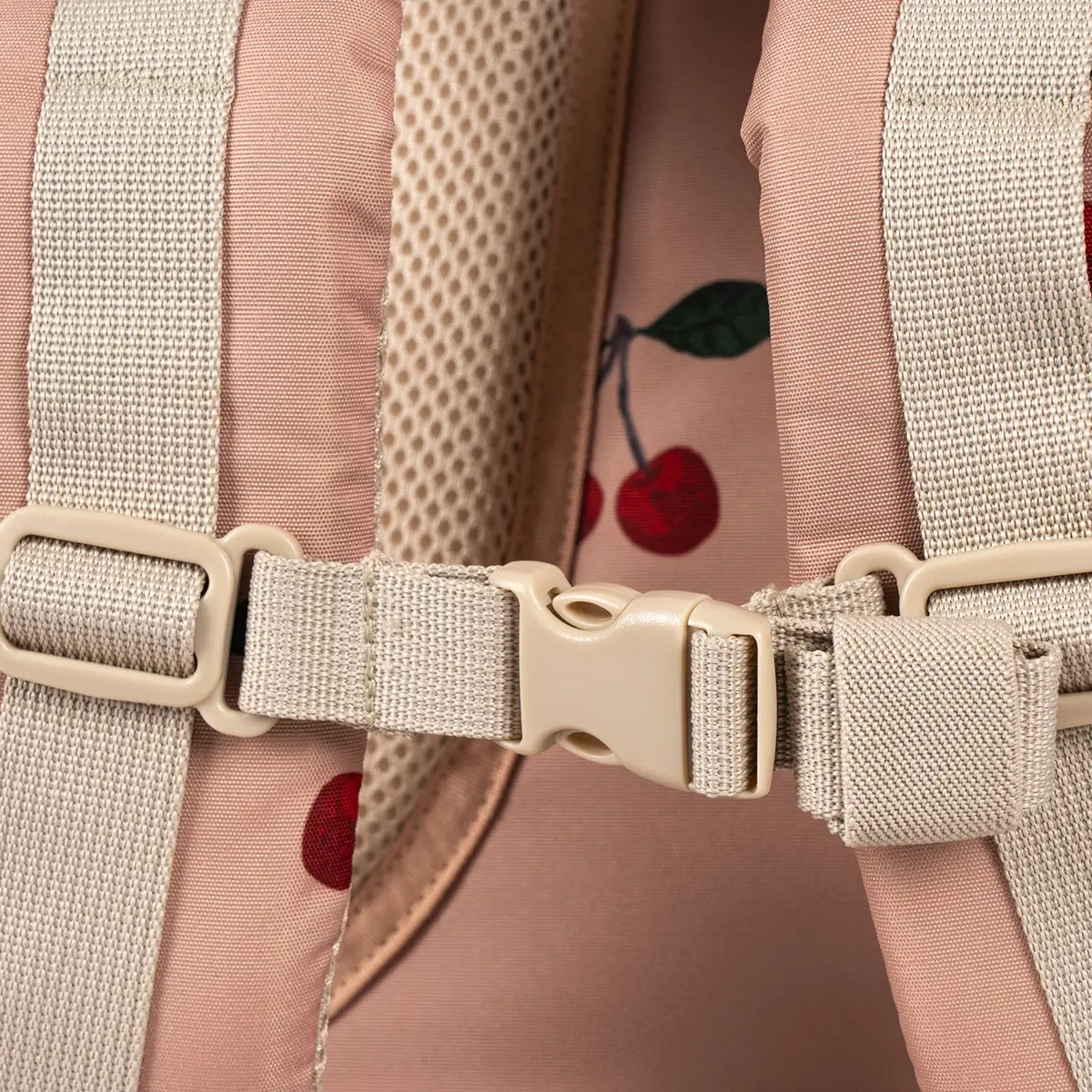 DELISTED Konges Sløjd Schulrucksack Clover „Ma Grande Cerise Mahogany“ – Bild 15