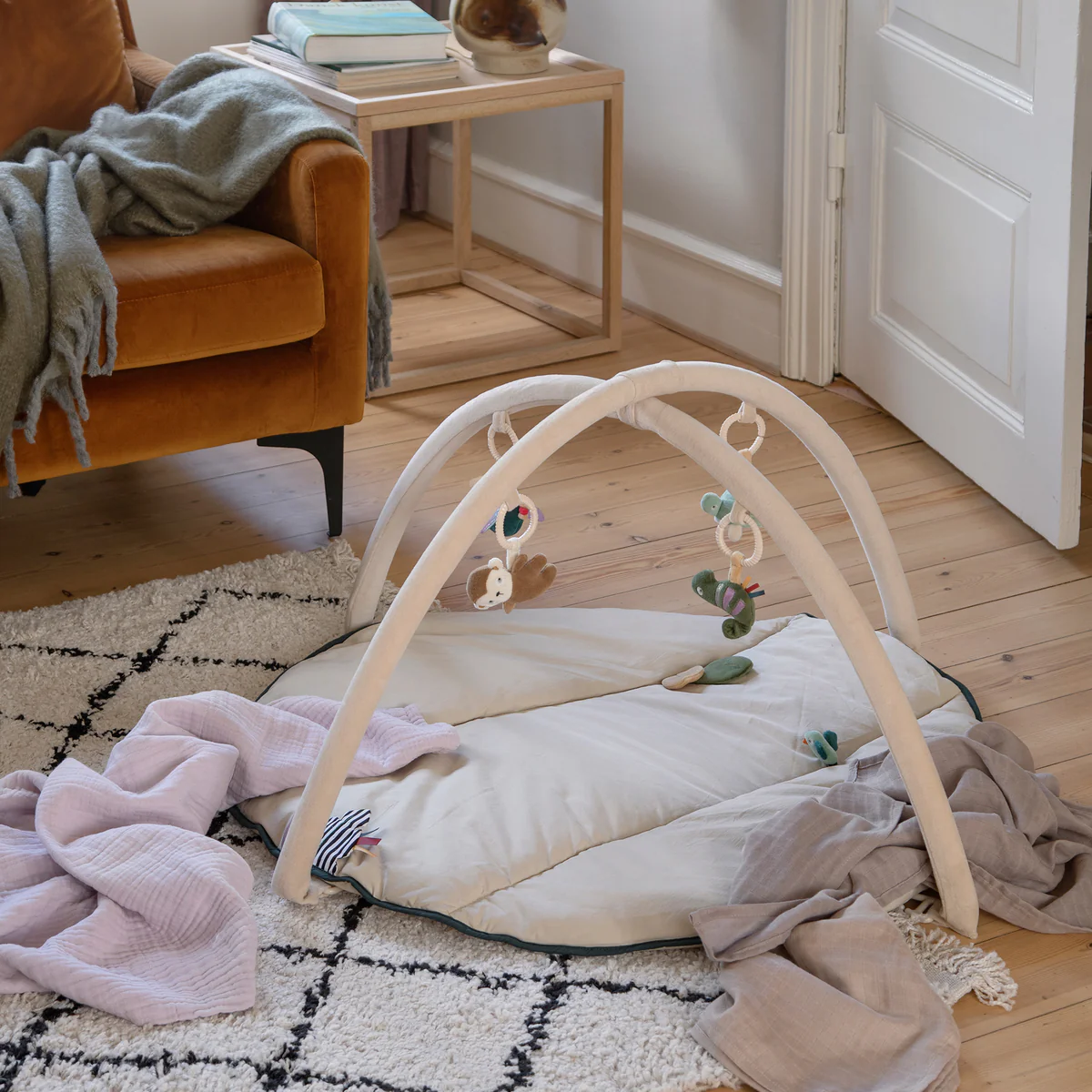 Sebra Aktivitäts-Spieldecke mit Spielbogen, „Wildlife animals“, Ø90cm