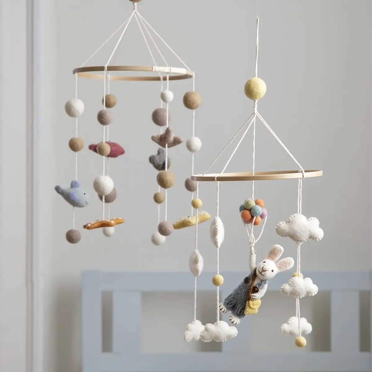 Gry & Sif Filz-Mobile „Hasenjunge mit Ballons“ ø24cm – Bild 2