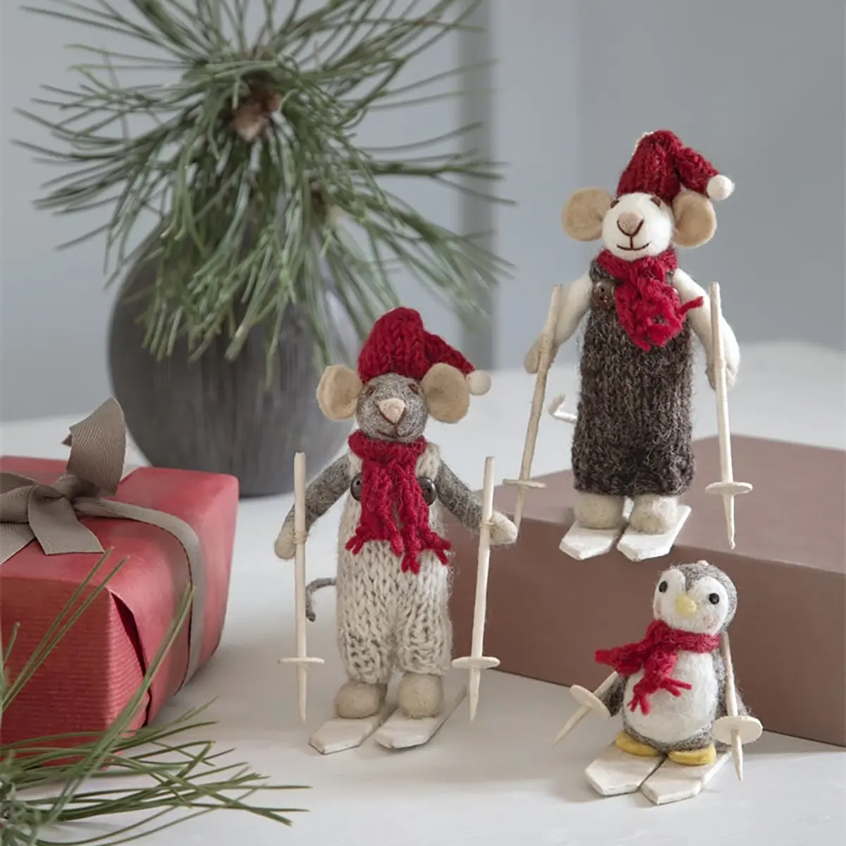 Gry & Sif Weihnachtsmaus „weiße Maus / Ski und hellgraue Hose“ 12cm