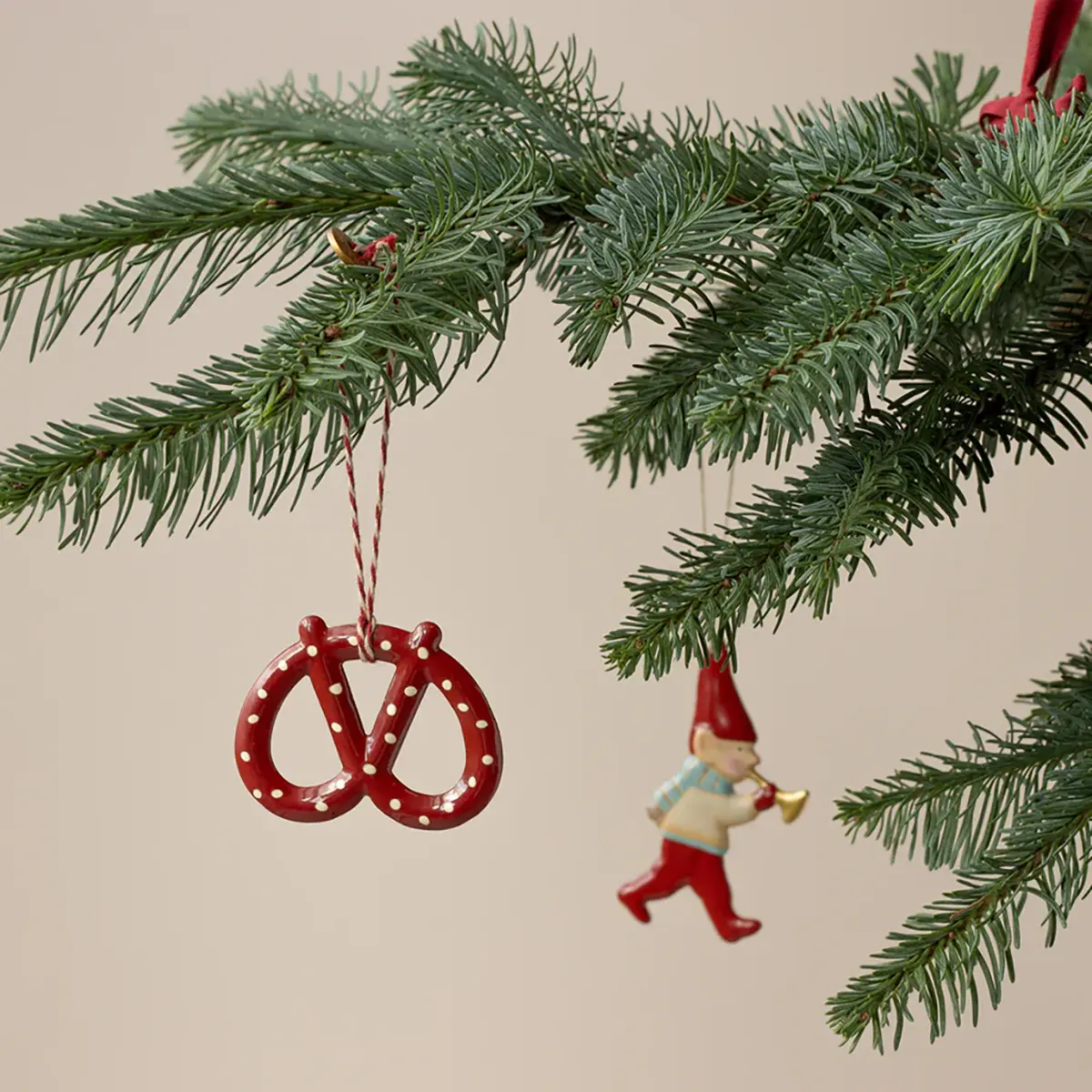 Maileg Weihnachtsbaumschmuck Brezel aus Metall „Punkte“ 5x6cm