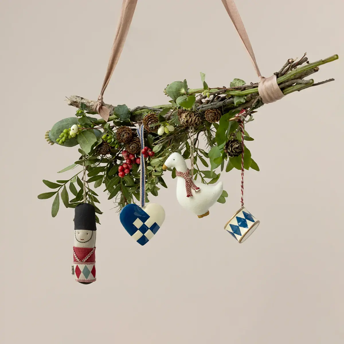 Maileg Weihnachtsbaumschmuck Gans aus Baumwolle „rot“ 02