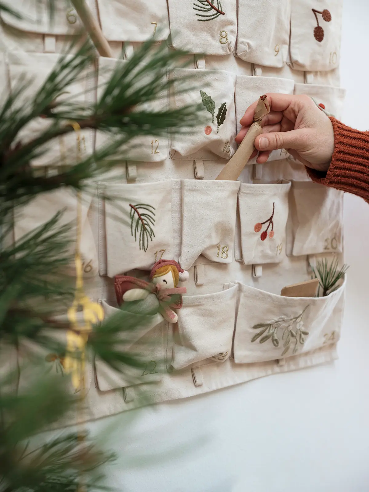 Fabelab Weihnachtskalender mit Stickerei „Yule Greens embroidery / Natural“, 82x50cm