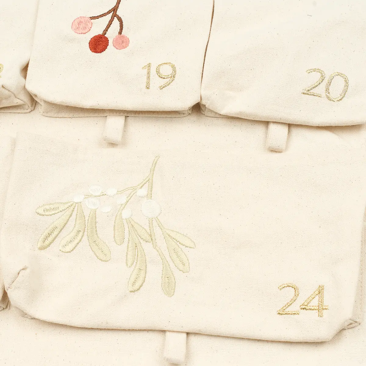 Fabelab Weihnachtskalender mit Stickerei „Yule Greens embroidery / Natural“, 82x50cm