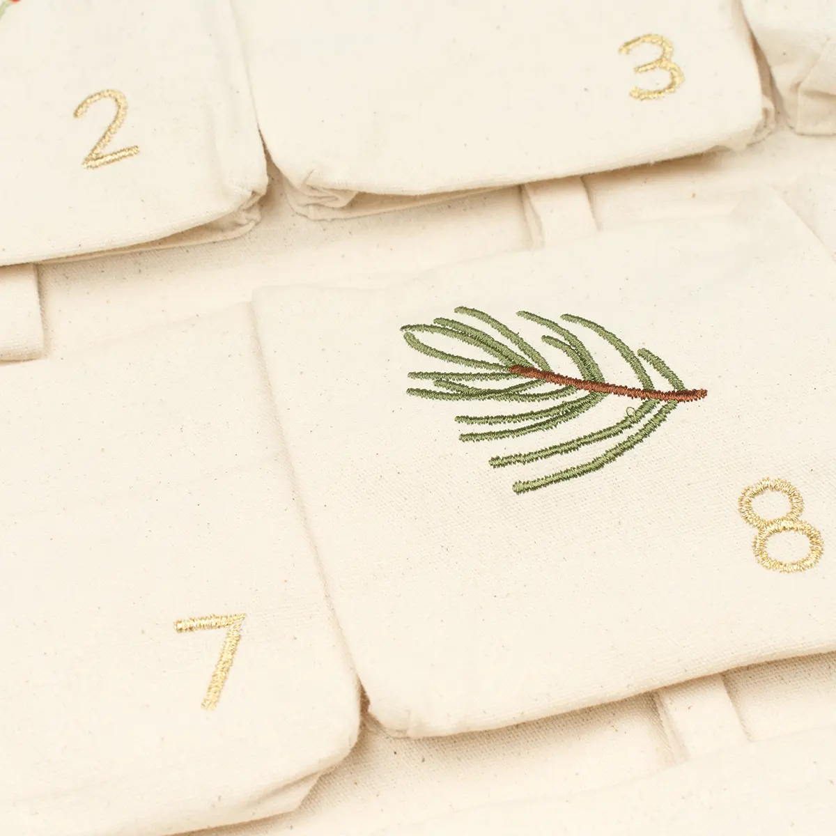 Fabelab Weihnachtskalender mit Stickerei „Yule Greens embroidery / Natural“, 82x50cm