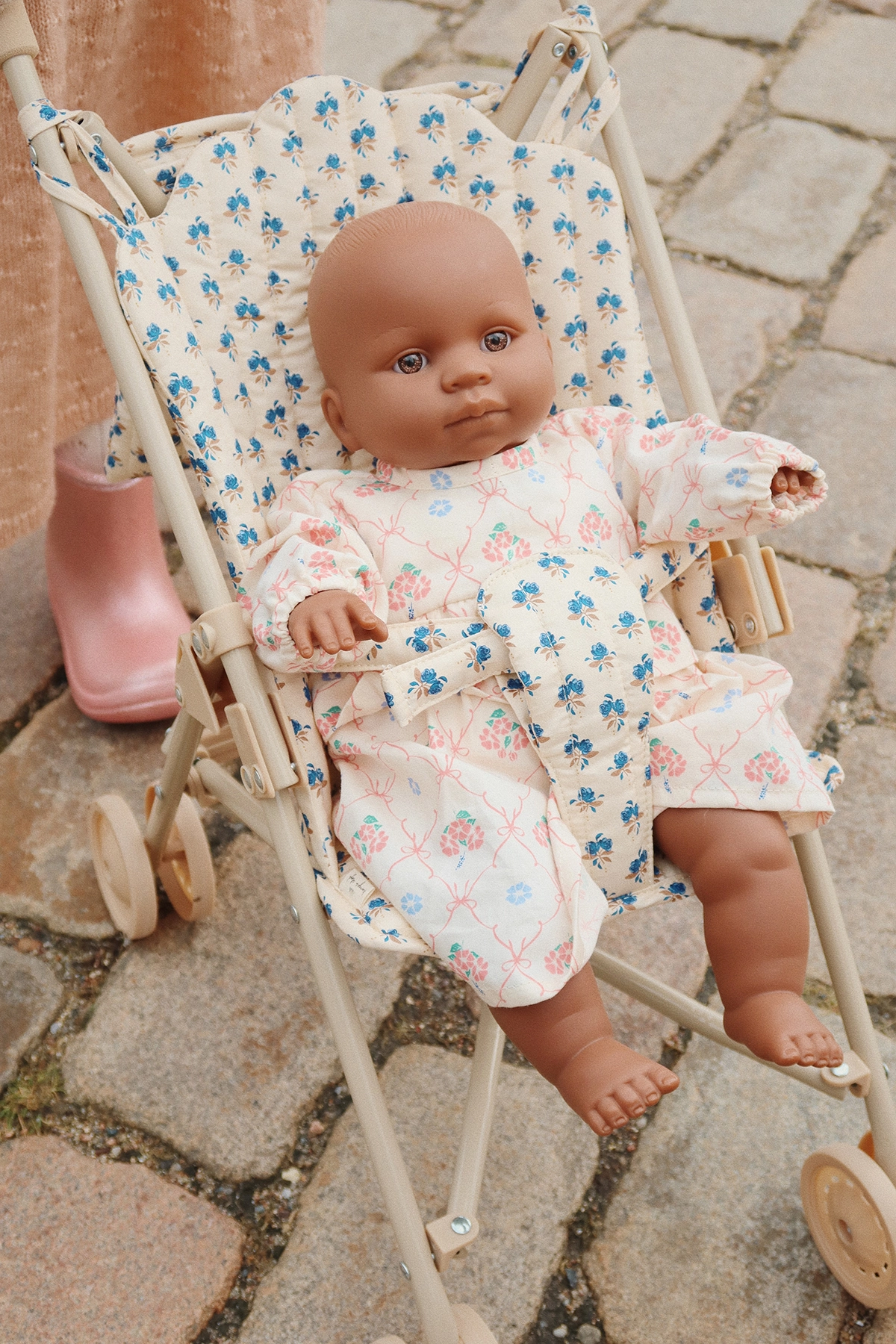 Konges Sløjd Puppen-Kleidung „Fleur Decor“ für 42cm Puppen
