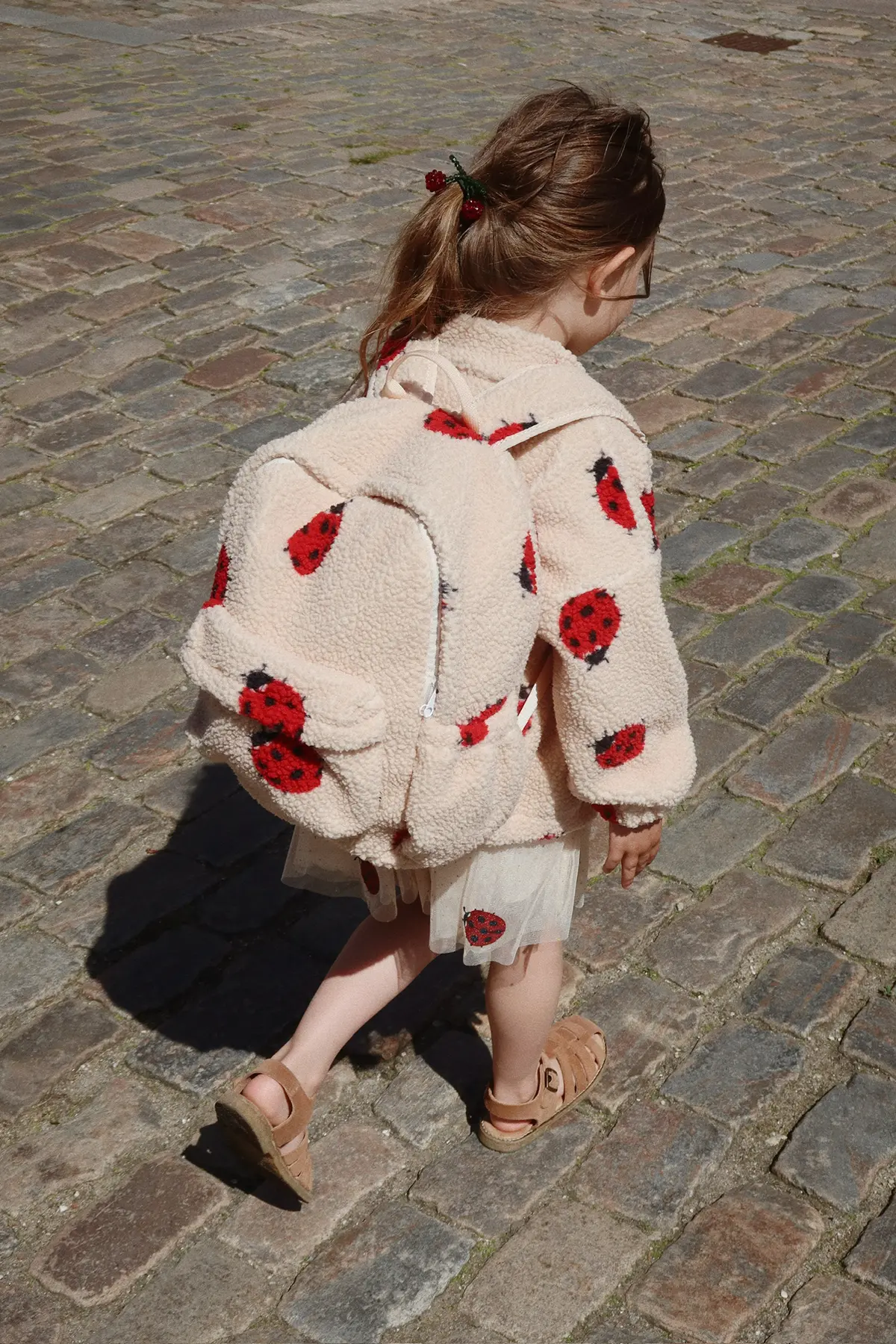 Konges Sløjd Teddyfell-Kinderrucksack Jody „Ladybug Sand“