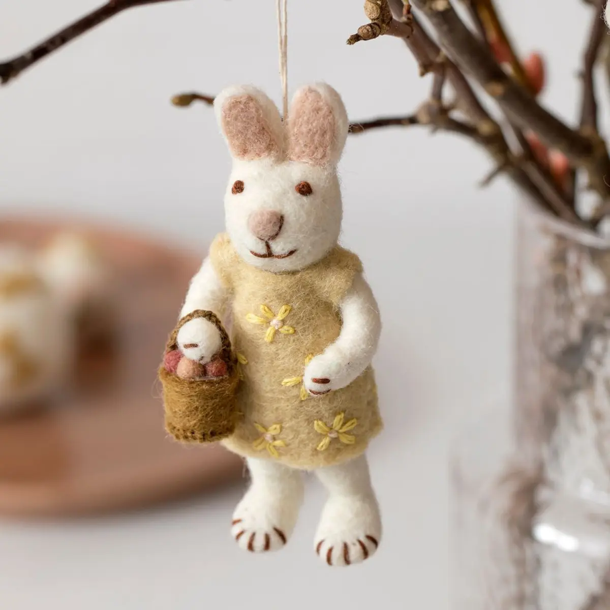 Gry & Sif Hasenfamilie „weißer Hase mit gelbem Kleid und Eierkorb“ H13cm