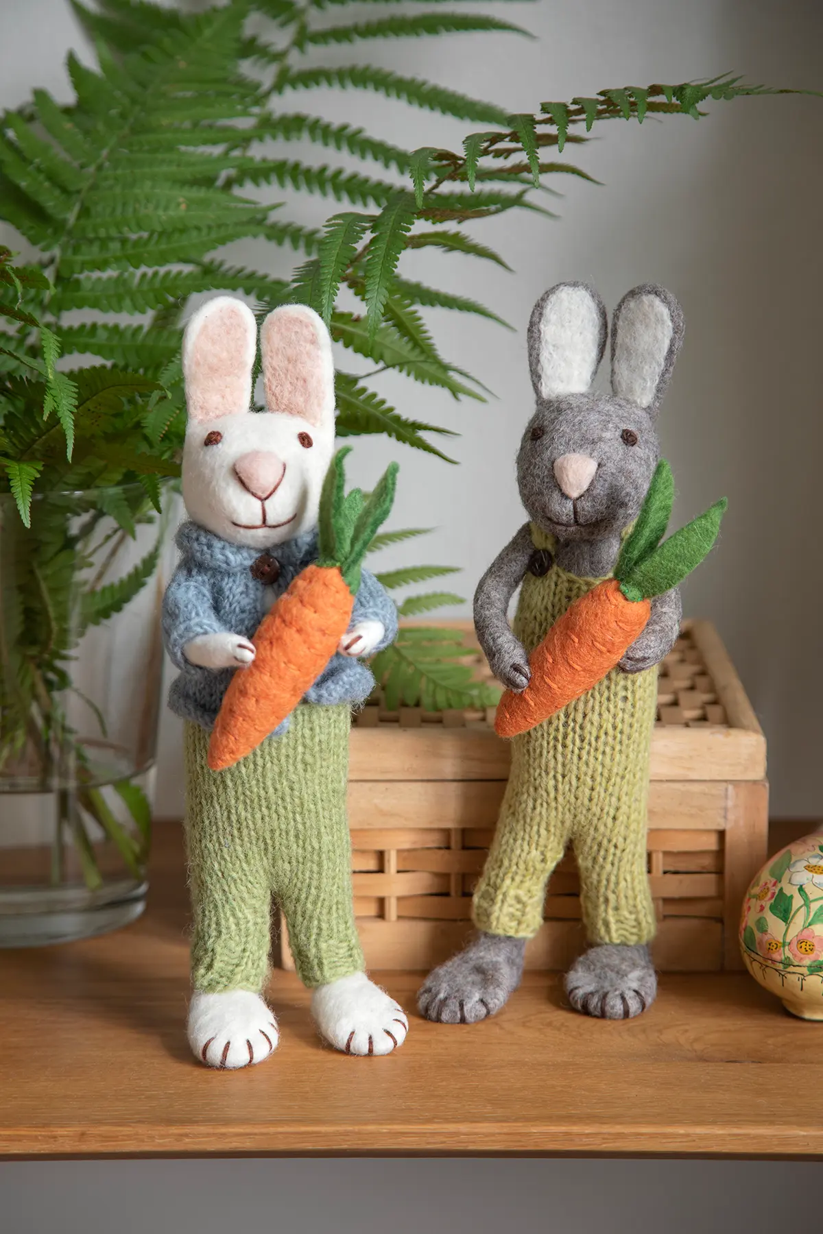 Gry & Sif Hasenfamilie „weißer mit Jacke, Hose und Karotte“ H27cm