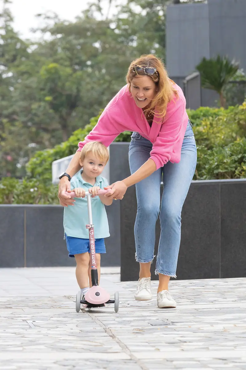 Globber Roller Junior Foldable Lights ECO mit Leuchtrollen – Beere, 2-6 Jahre, Modell 2025